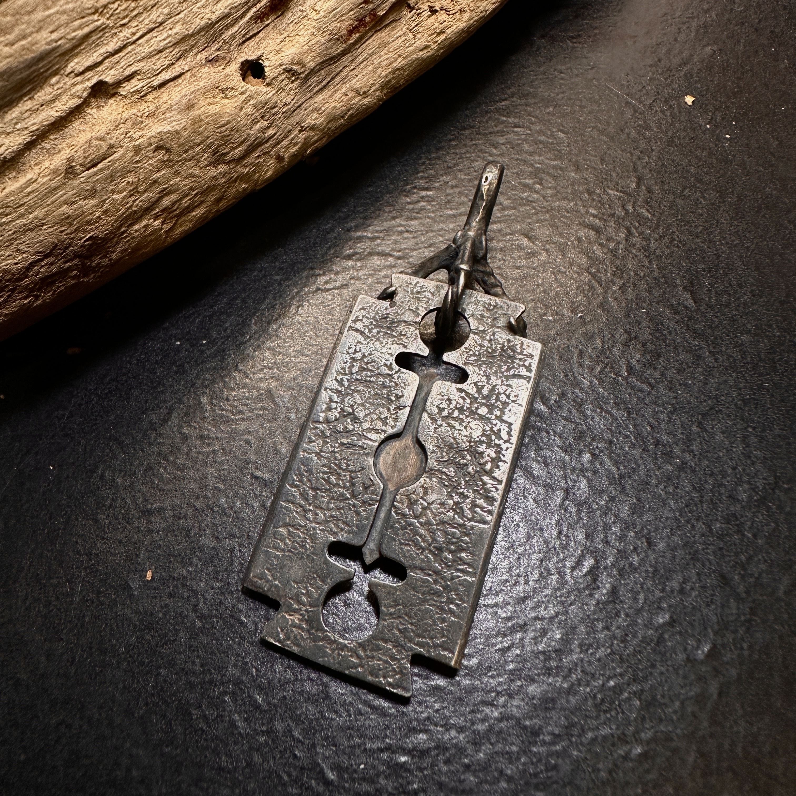 *Black Venom Jewelry- Freedom & Prayer 純銀鷹爪立體鷹鎏金刀片吊墜