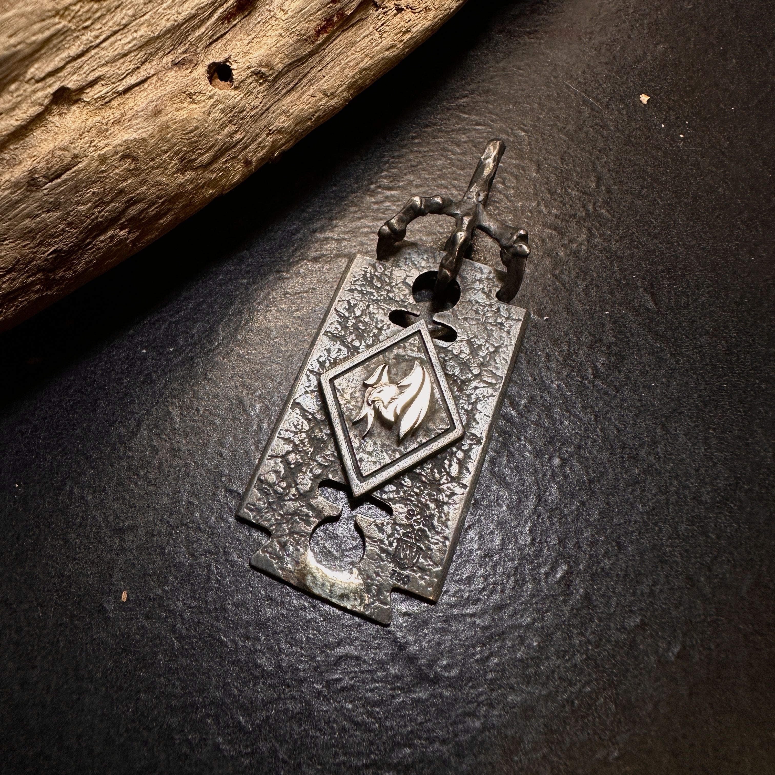 *Black Venom Jewelry- Freedom & Prayer 純銀鷹爪立體鷹鎏金刀片吊墜