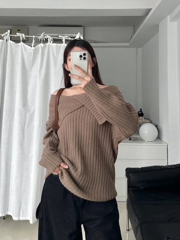 開衩大翻領坑條針織上衣