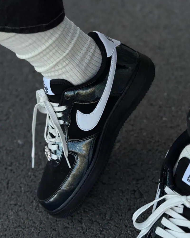 【代購】Nike Air Force 1 Low GLAM ROCK 漆皮拼接黑魂球鞋｜亮面質感 低幫百搭休閒運動鞋 男款｜IB6843-001