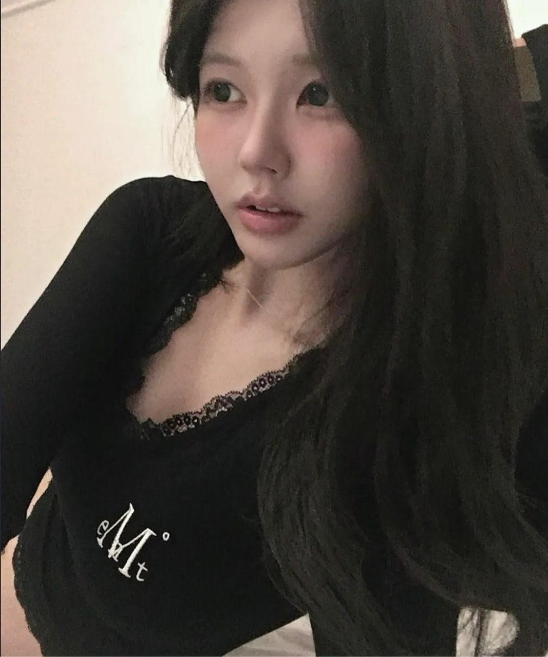 韓國限定🇰🇷 MUCENT SUNNIOR LACE V-NECK LONG SLEEVE T 蕾絲V領 貼身上衣 長袖 / 預購