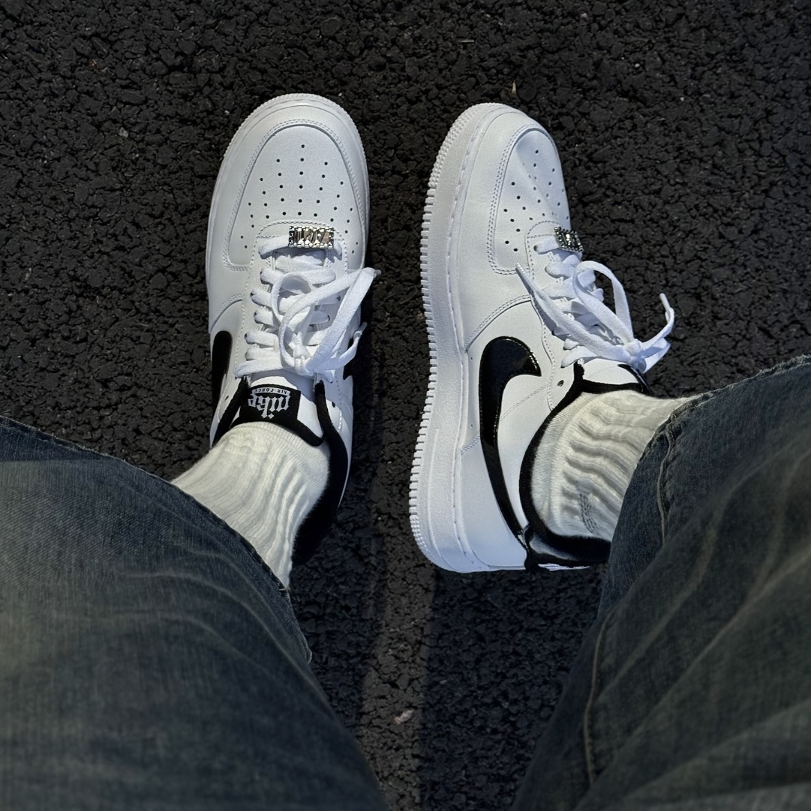 NIKE AIR FORCE 1 07 LV8 白底黑鉤 漆皮 亮面 金屬裝飾 皮革  休閒鞋 男鞋 HF2898-101