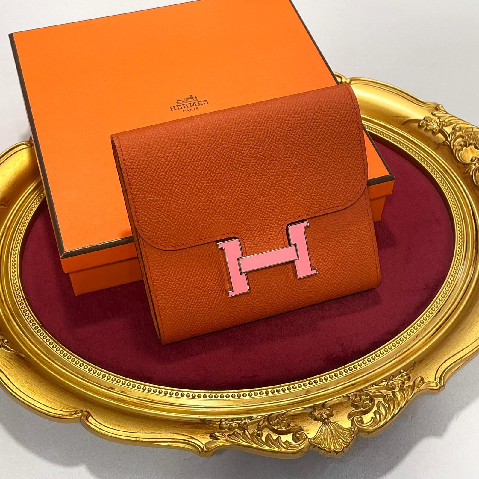 DISPAY~未使用品CONSTANCE SLIM  WALLET  Y刻  R1/TERRE BATTUE EPSOM 紅土色/粉色琺瑯扣 #香榭站正品