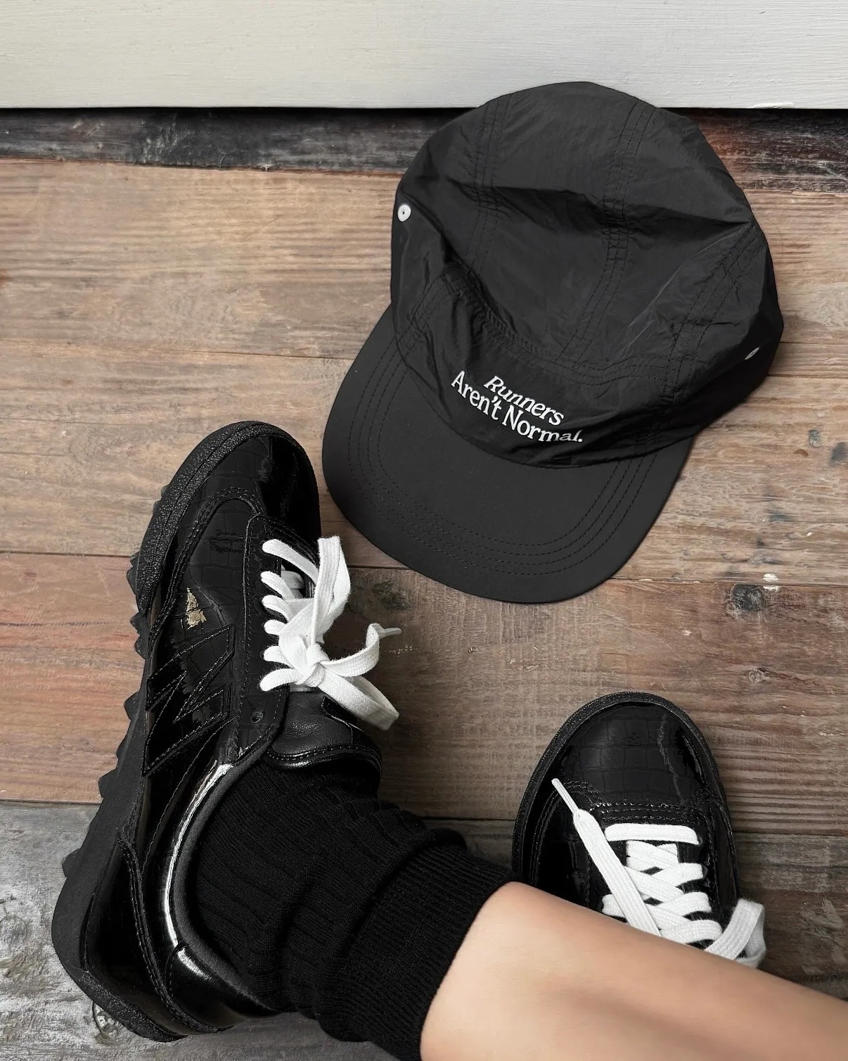 NEW BALANCE GATOR RUN 亮面漆皮薄底鞋 曜石黑