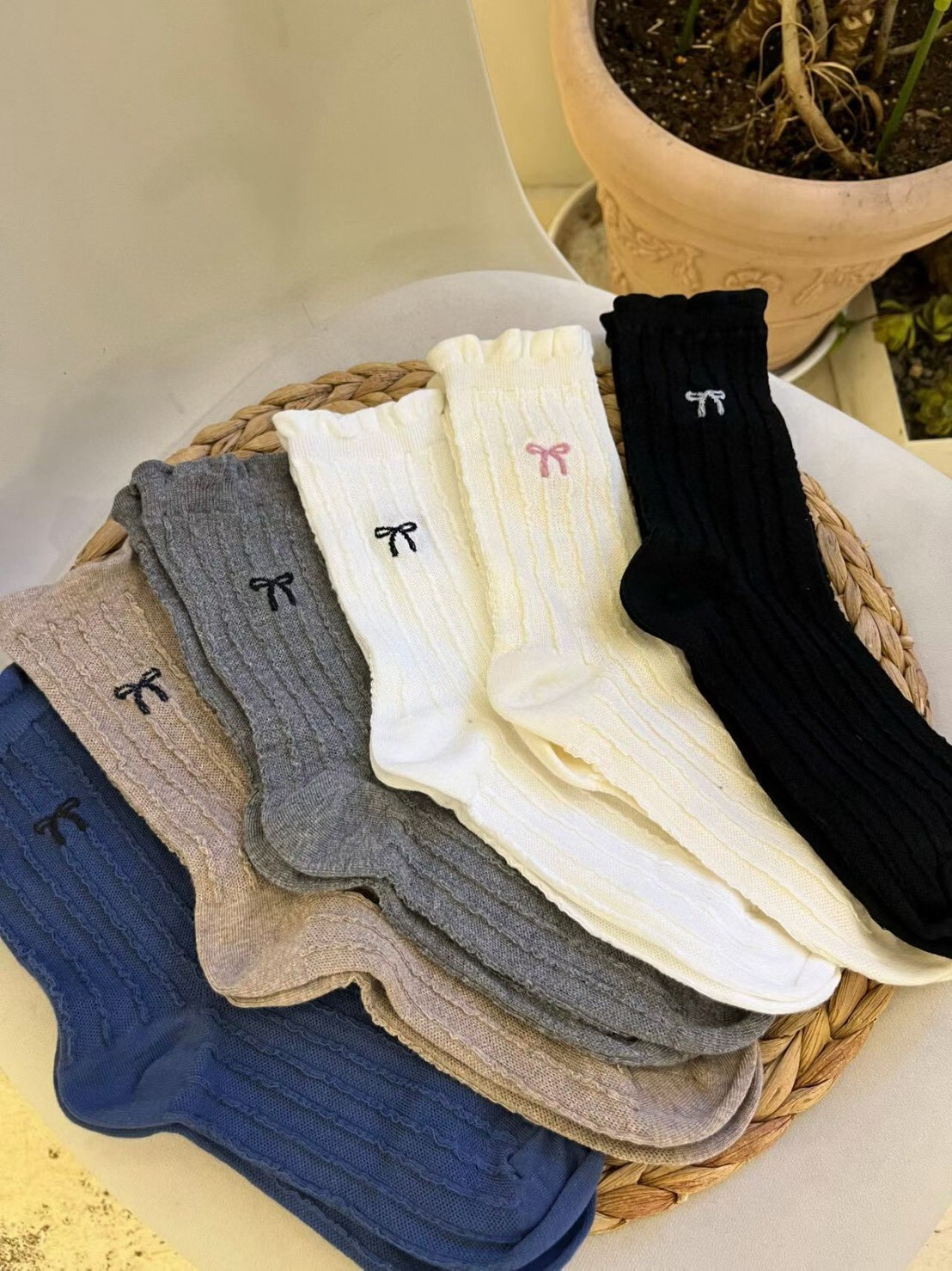 kikiya 蝴蝶結刺繡木耳邊中筒襪(特)