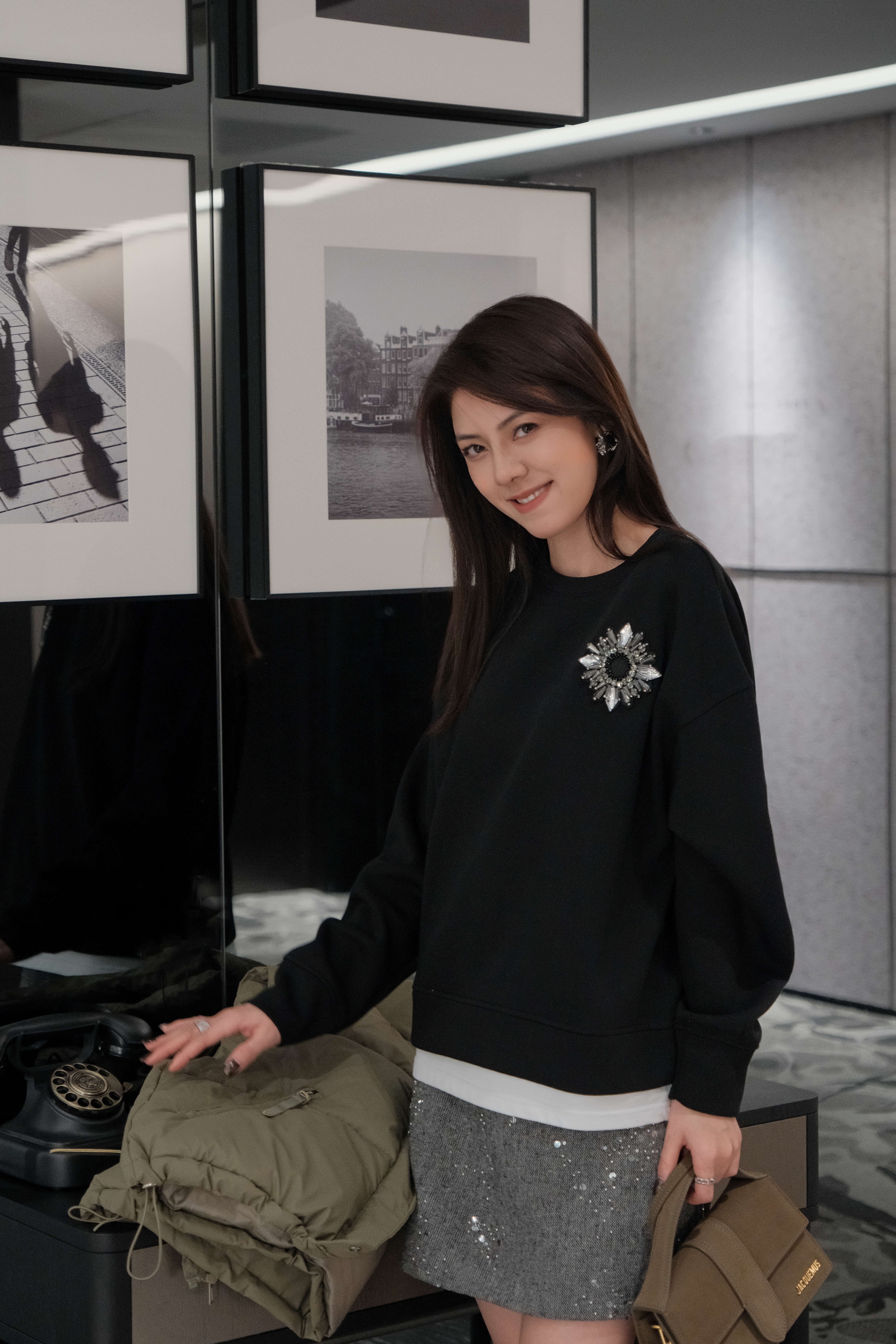 Crystal-Embellished Oversized Trim Hem Sweatshirt_TP261L05