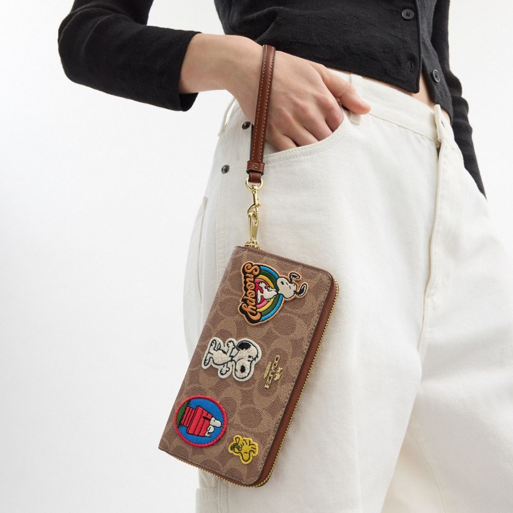 【Coach Outlet】Coach X Peanuts Long Zip Around Wallet In Signature Canvas With Patches  咖