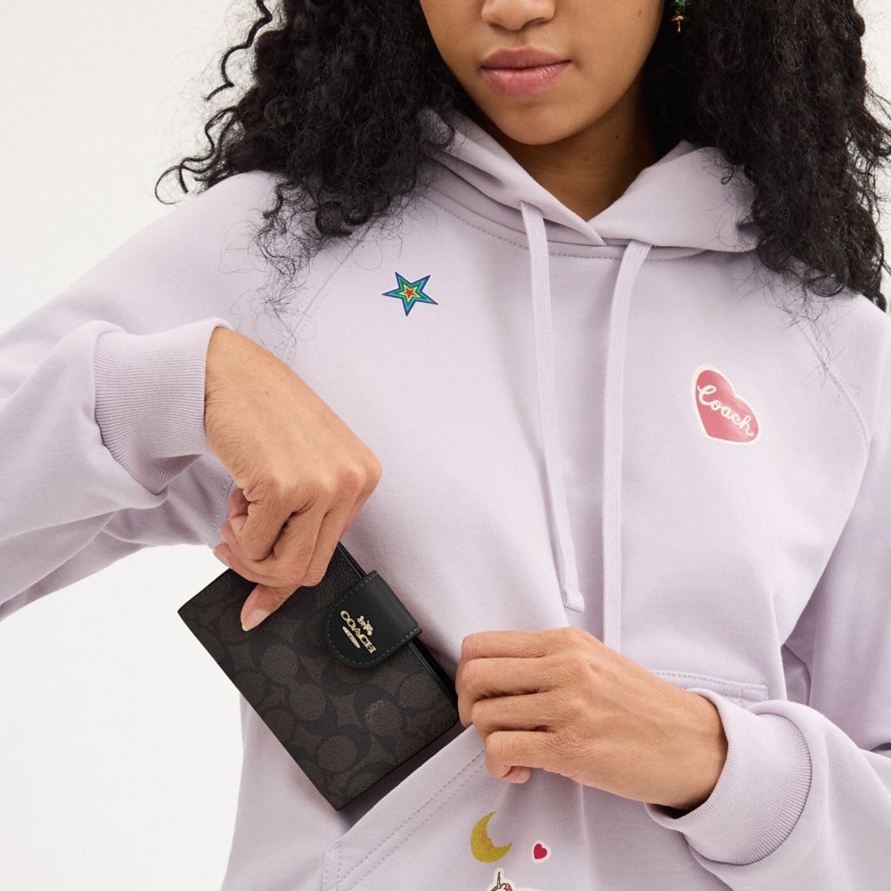 【Coach Outlet】Medium Corner Zip Wallet In Signature Canvas  深咖