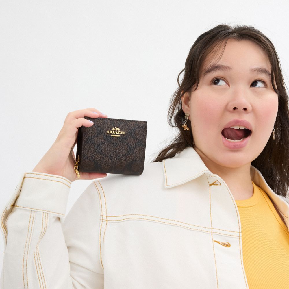 【Coach Outlet】Snap Wallet In Signature Canvas  深咖