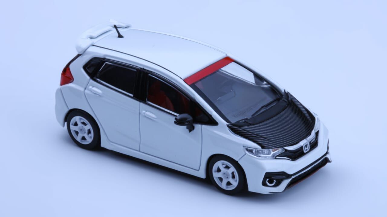 PO-$140 * MICRO GARAGE * 1:64 HONDA FIT GK5 RS WHITE (原色頭冚)
