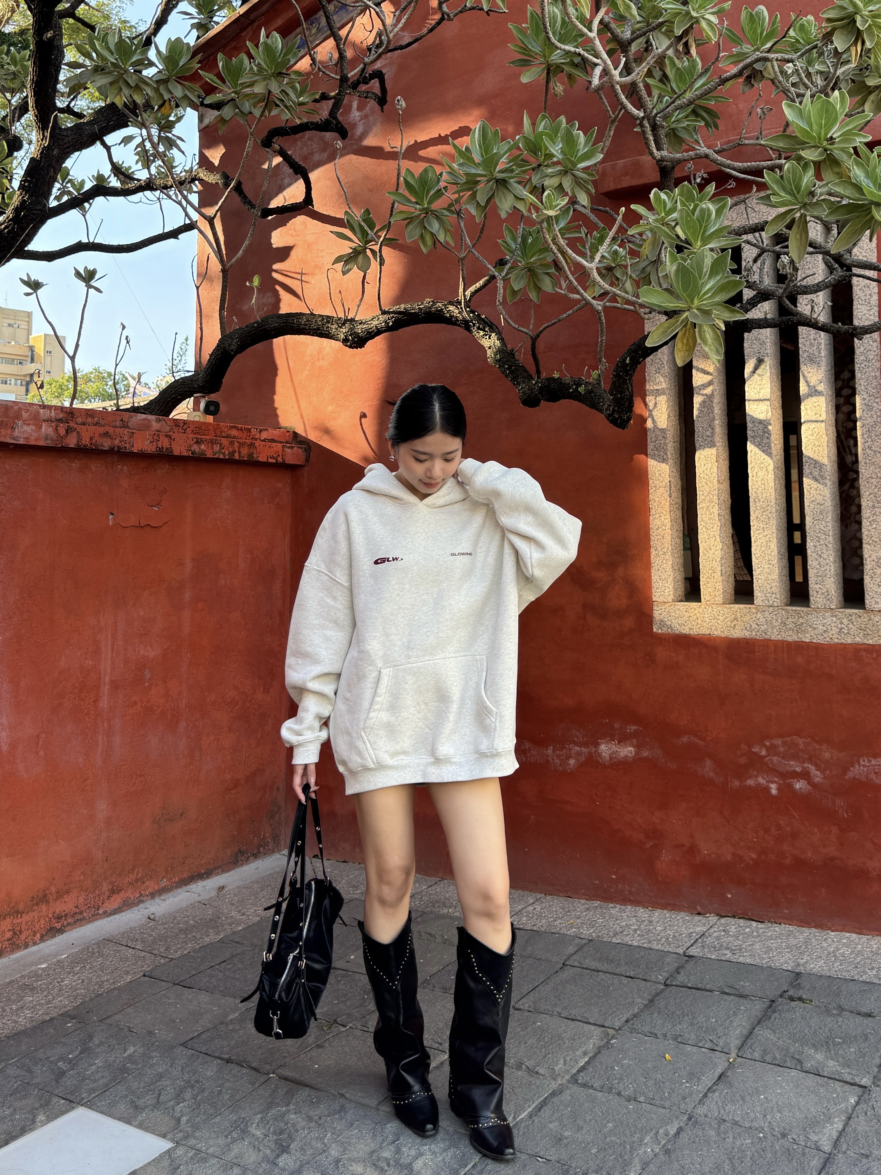 𝐆𝐋𝐎𝐖𝐈𝐍𝐆 / Mist Hoodie品牌厚磅刷毛帽踢(Oat White)