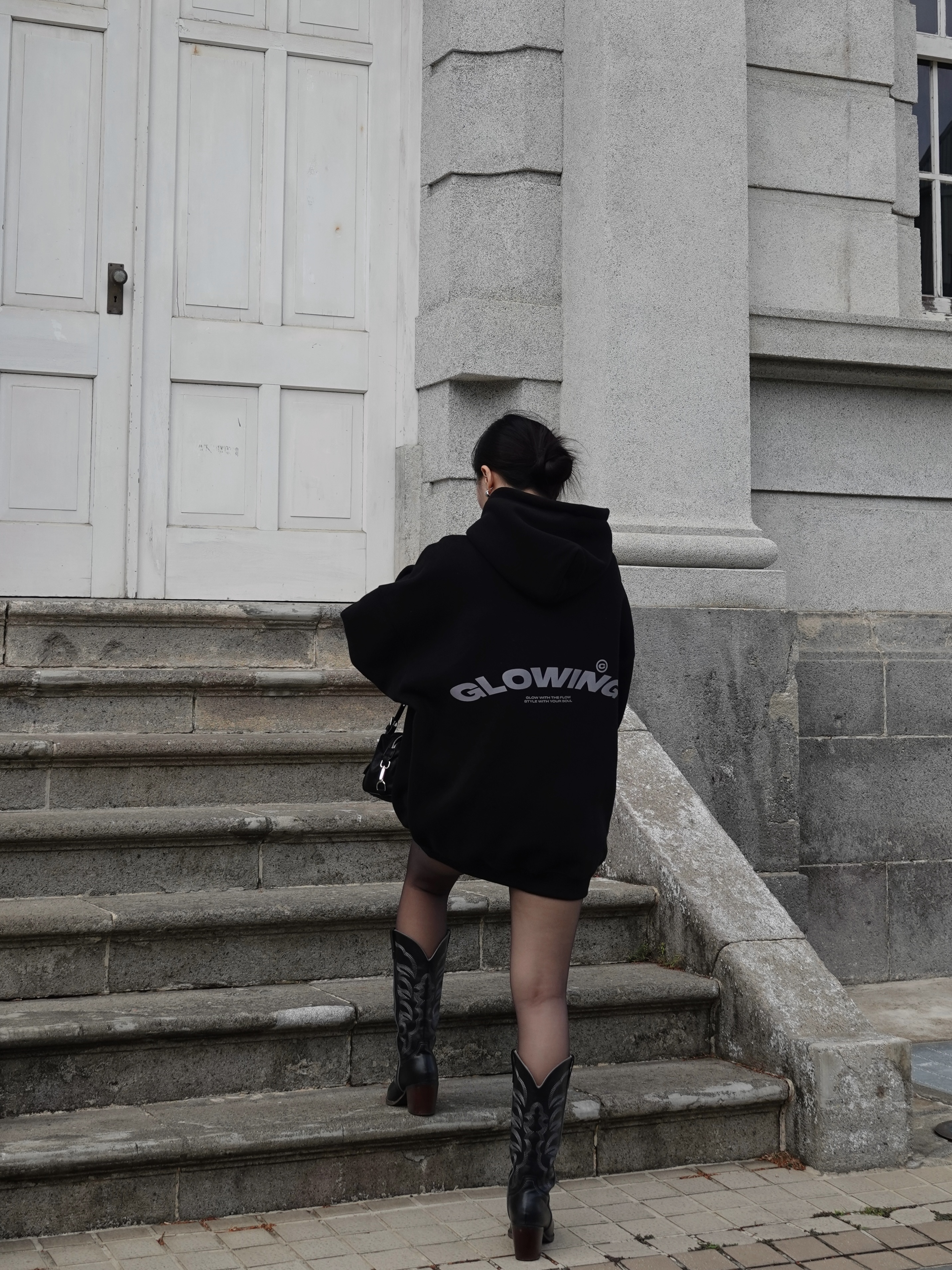 𝐆𝐋𝐎𝐖𝐈𝐍𝐆 / Mist Hoodie品牌厚磅刷毛帽踢(Midnight Black)