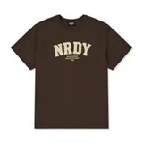 [S] NERDY ARCH LOGO S/S T-SHIRT_BROWN, PNEU25ST1941 (SN528)