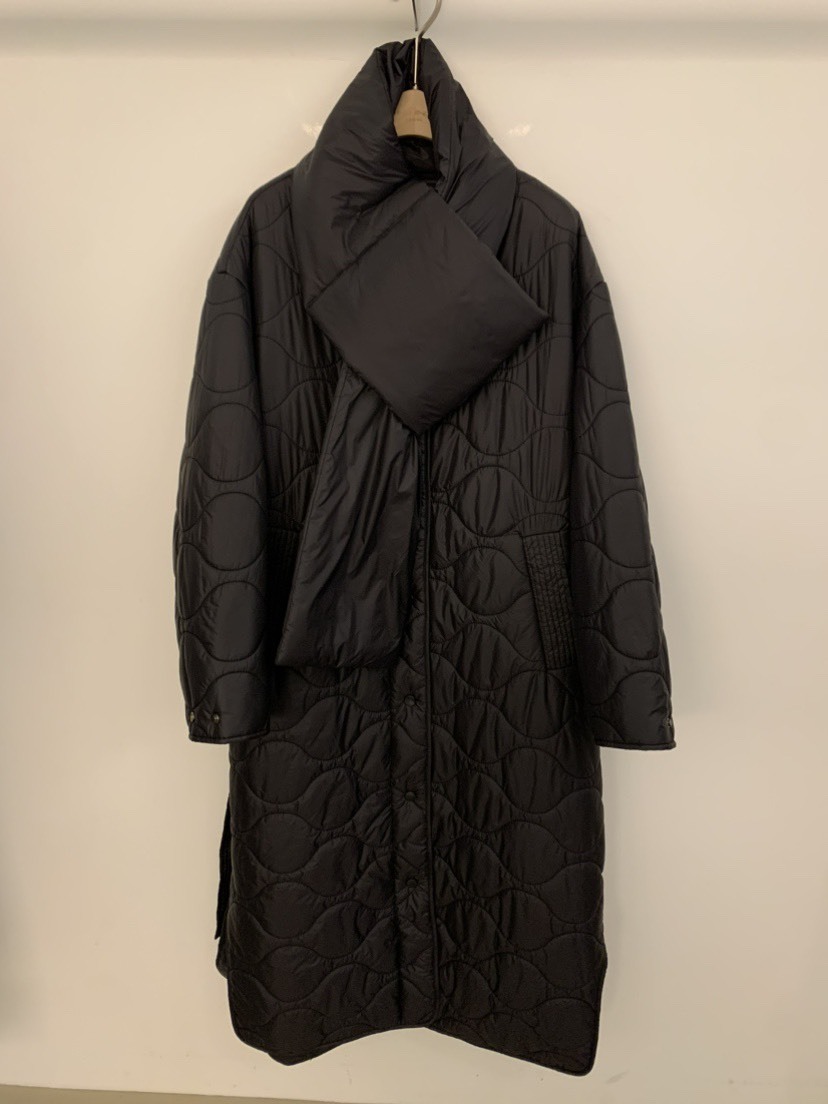 UNDER KEY  輕盈空氣感波浪絎縫無領鋪棉長版大衣