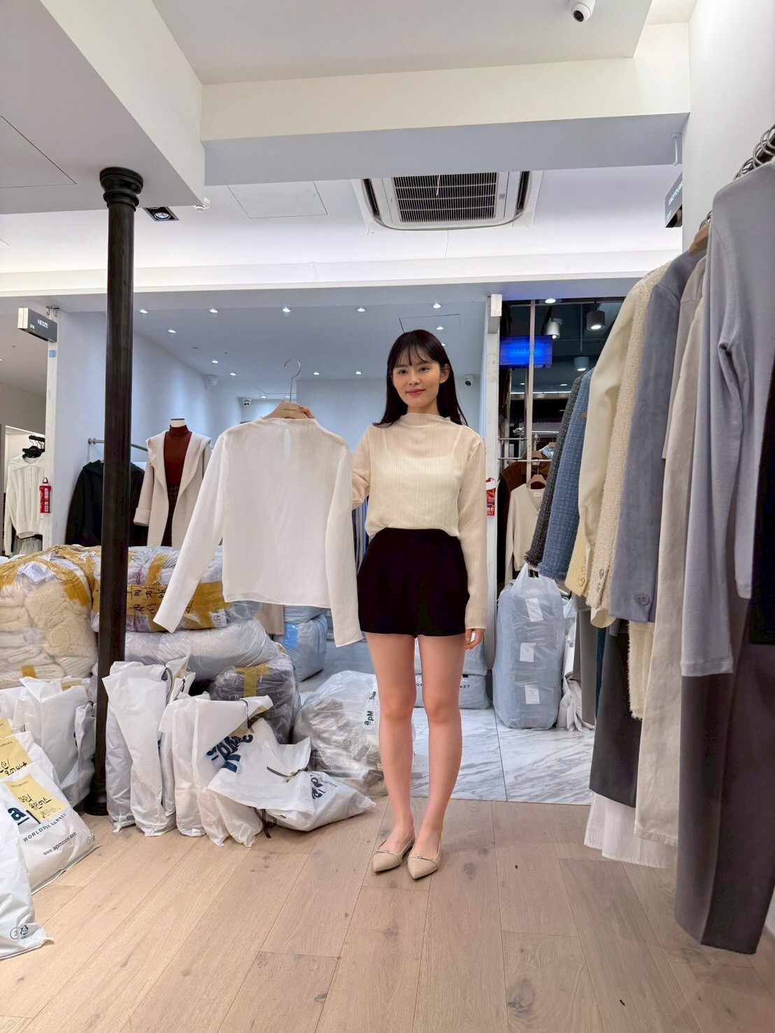 AY5504 透膚直紋上衣