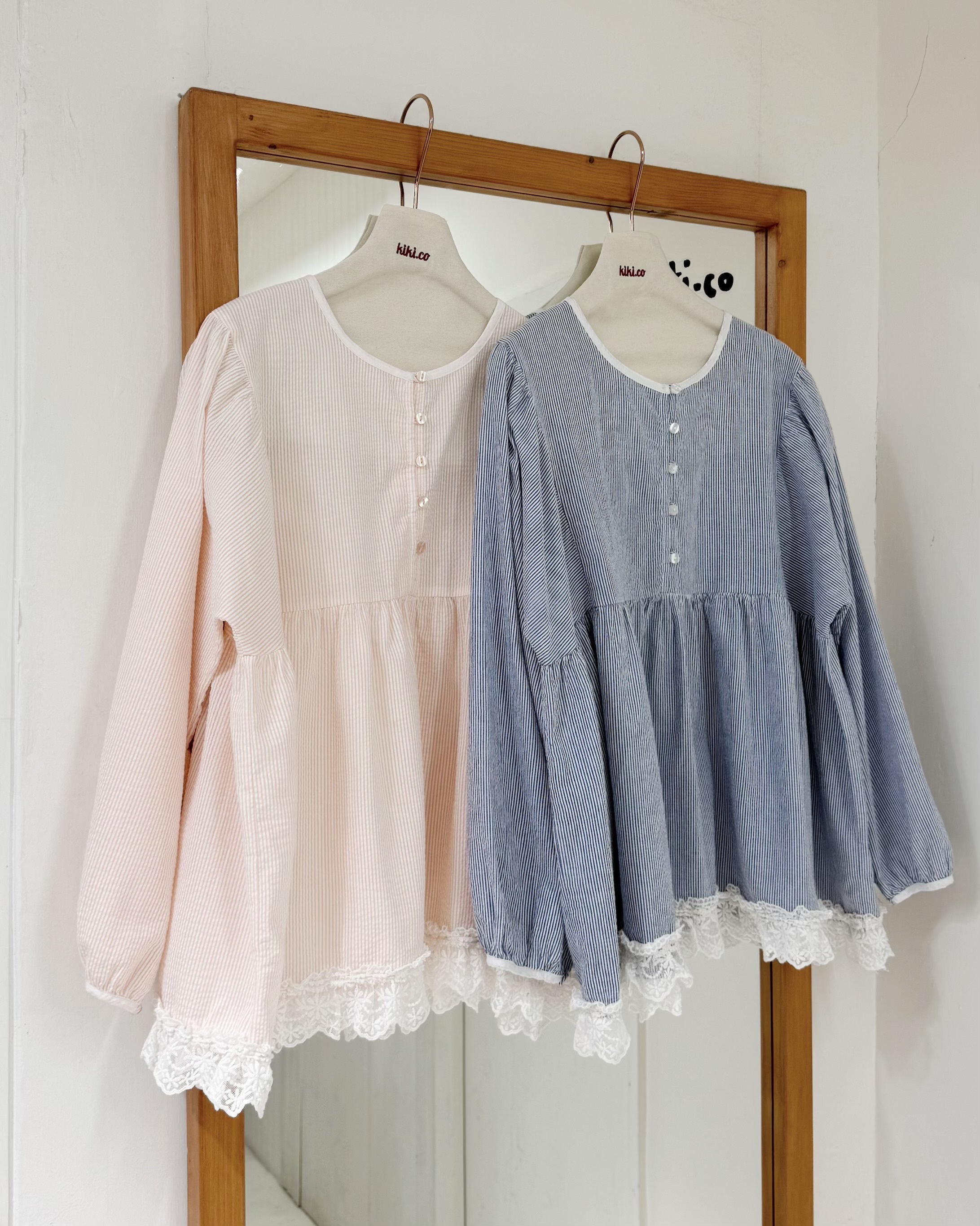 直條紋半開lace底上衣