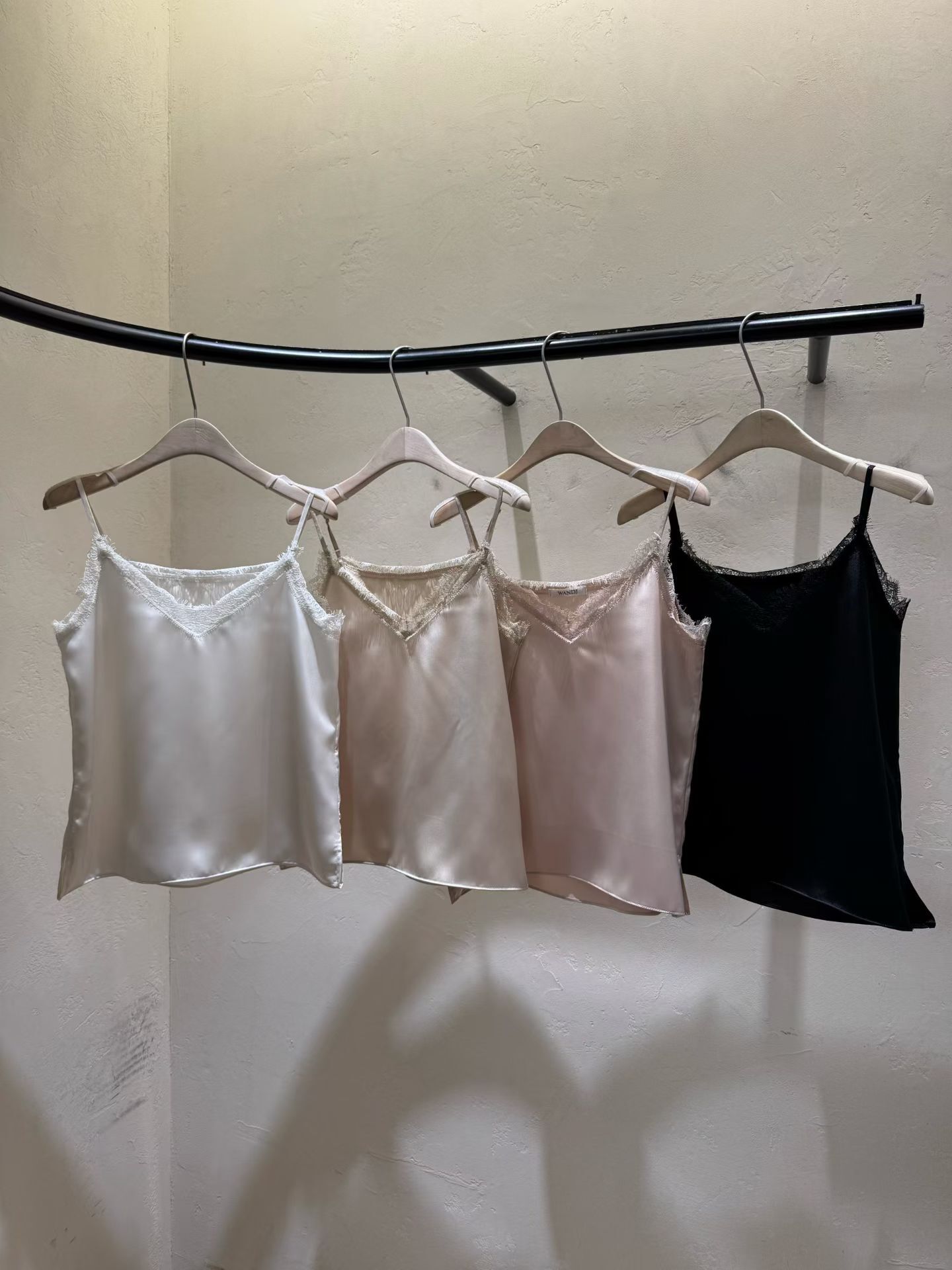 WJ5509 緞面吊帶背心 *特價* (充值購物金不適用)