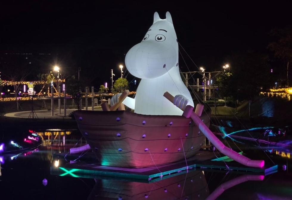 2026 台中燈會最讓人驚艷的,就是請到了芬蘭的 Moomin 家族,把北歐慢活的氛圍帶進來。