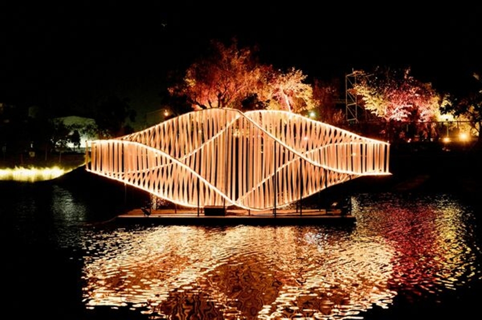 月津港燈節刻意保留了大量的黑暗區塊,襯托出「光」的精緻,讓水岸反射、老街輪廓與夜色成為展覽的一部分。