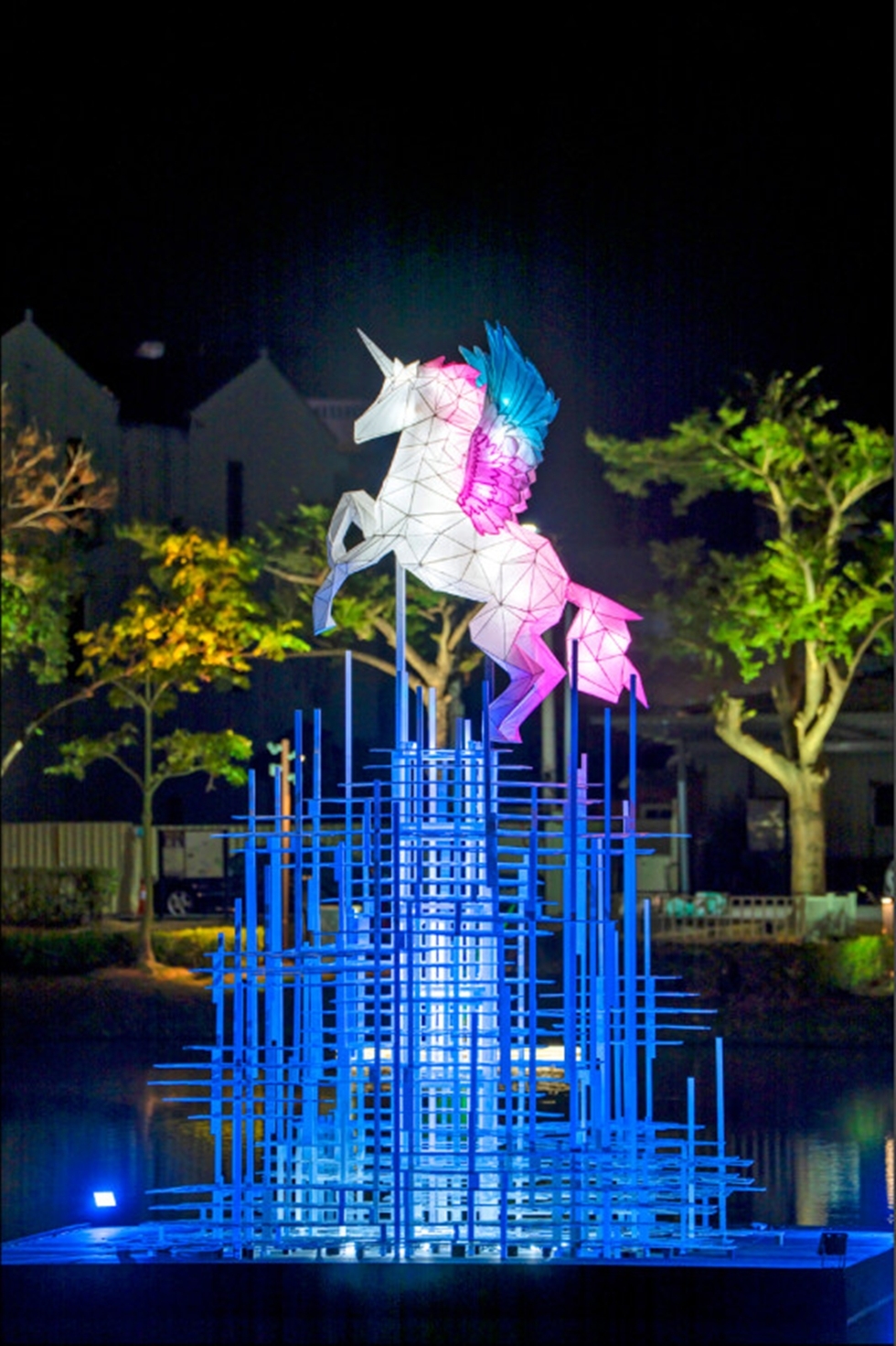 月津港燈節的《天馬獸》,是來自日本的創作,使用半透明的和紙製作,散發出柔和的光暈,是今年最具標誌性的作品之一。