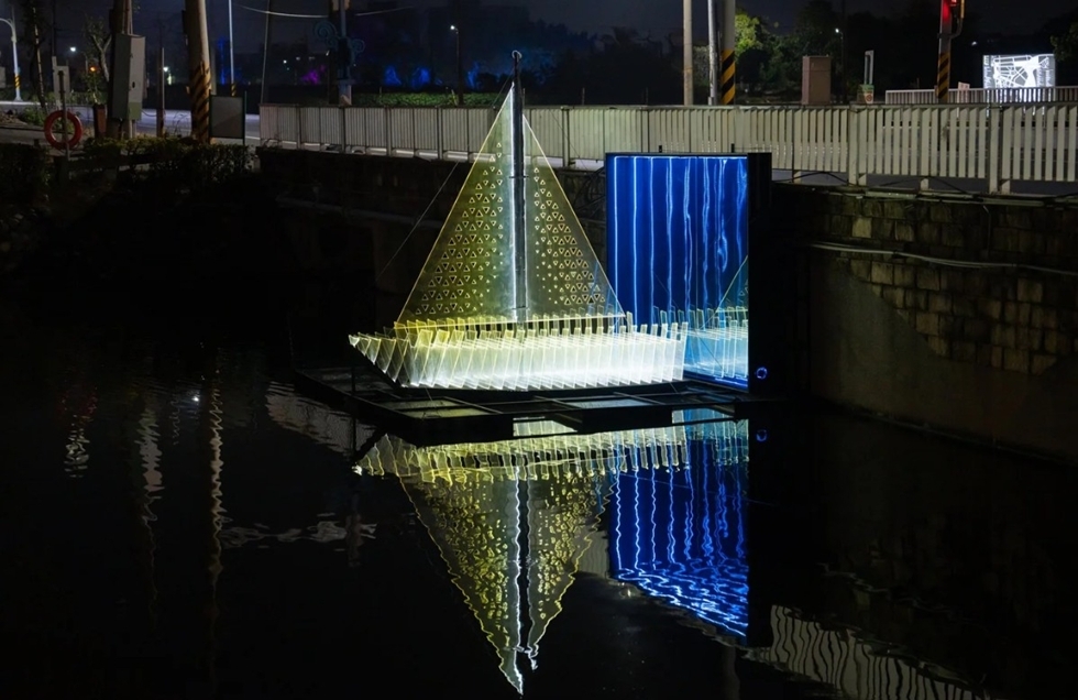 月津港燈節聚焦新銳藝術家與學生團隊的創作,主要分布在信義橋到拱橋一帶,題材多圍繞時間、記憶與當下的感受。