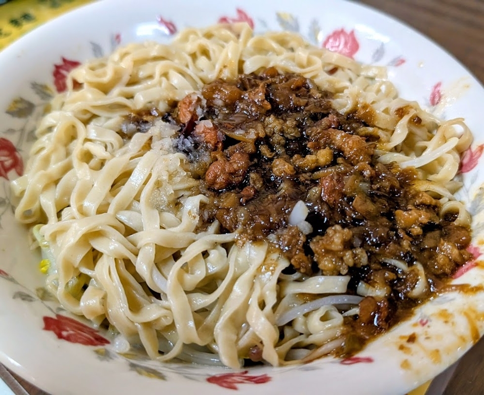 去月津港燈節前,可以先去在地人推薦的阿桐鹽水意麵,口味偏清爽,吃完不會太撐。