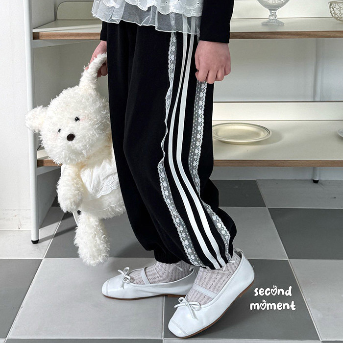 正韓春second moment  兩色蕾絲拼接甜美運動褲