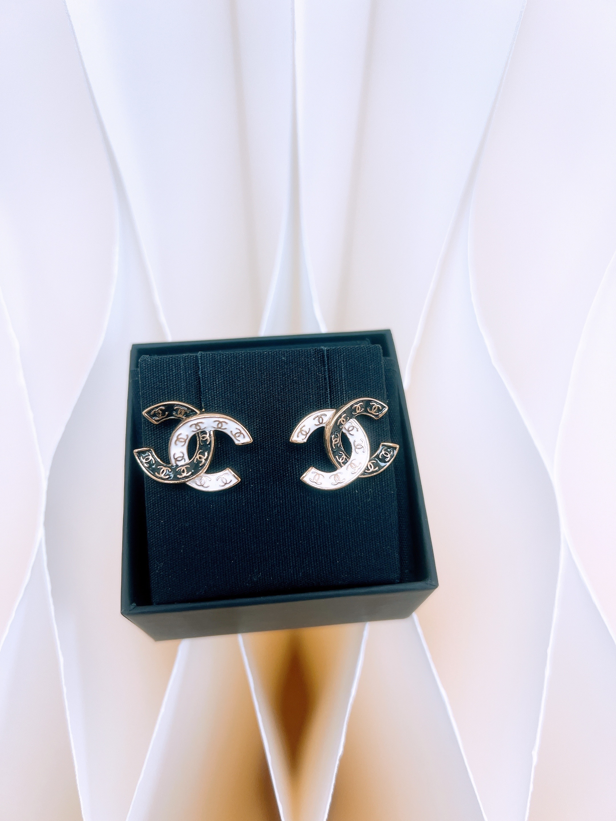 Chanel 24p black/white cc logo earrings