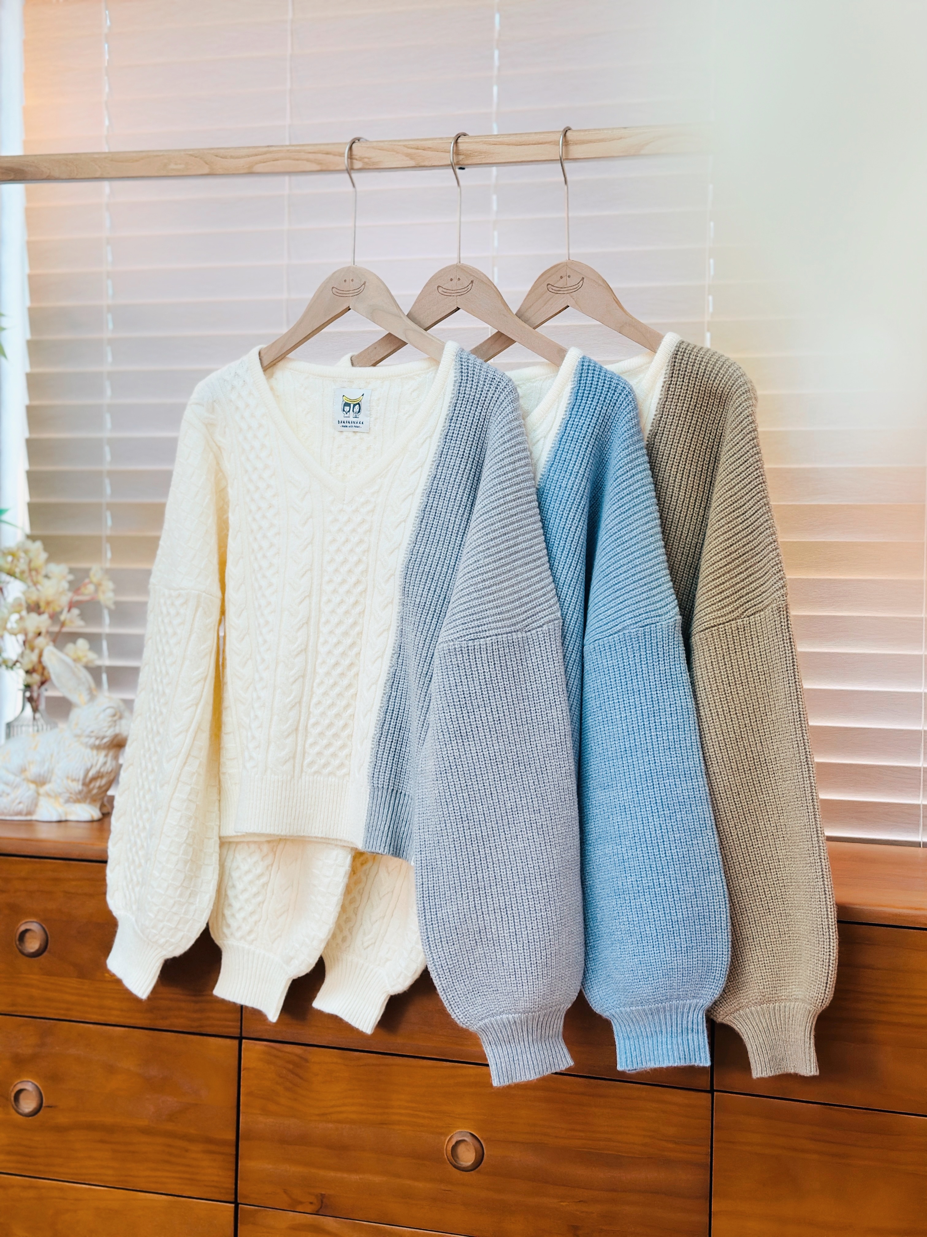 三色 / V領拼色麻花綿羊絨毛衣 / Relaxed Contrast Cable Knit V-Neck Sweater