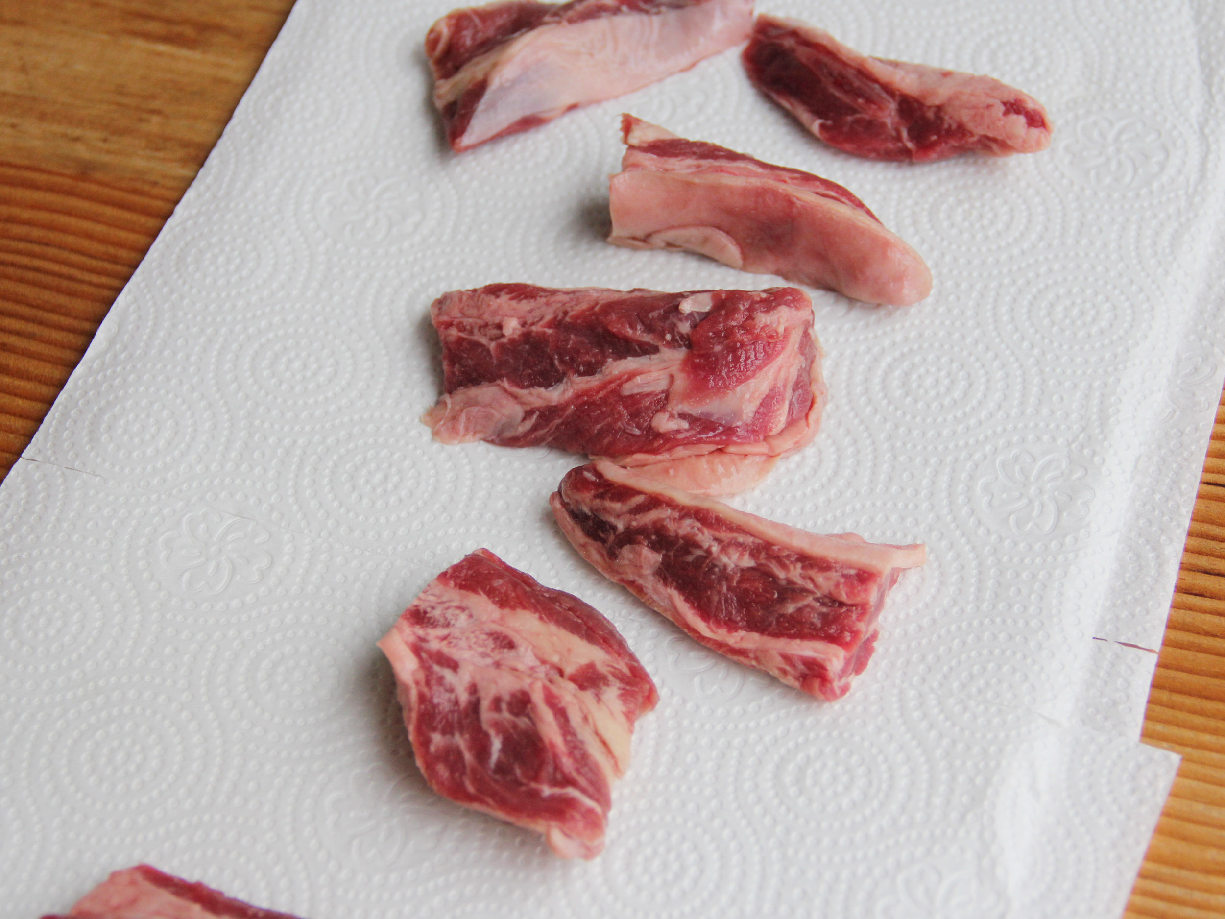 1.牛肉打開用廚房紙巾擦乾血水切塊備用(不用川燙)約五公分