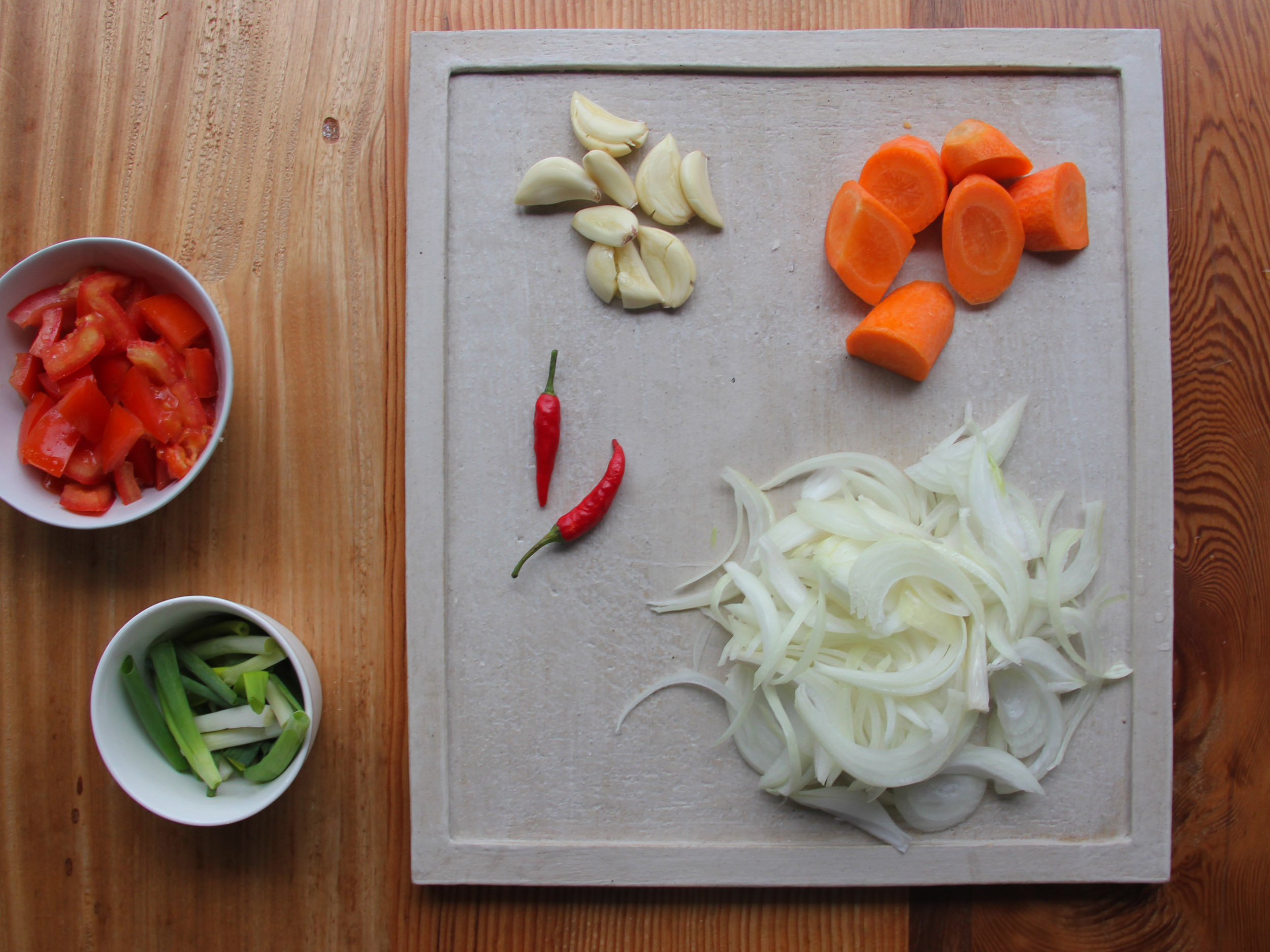 2.蔥、蒜、薑片拍一拍備用,洋蔥切絲,紅蘿蔔、番茄切塊備