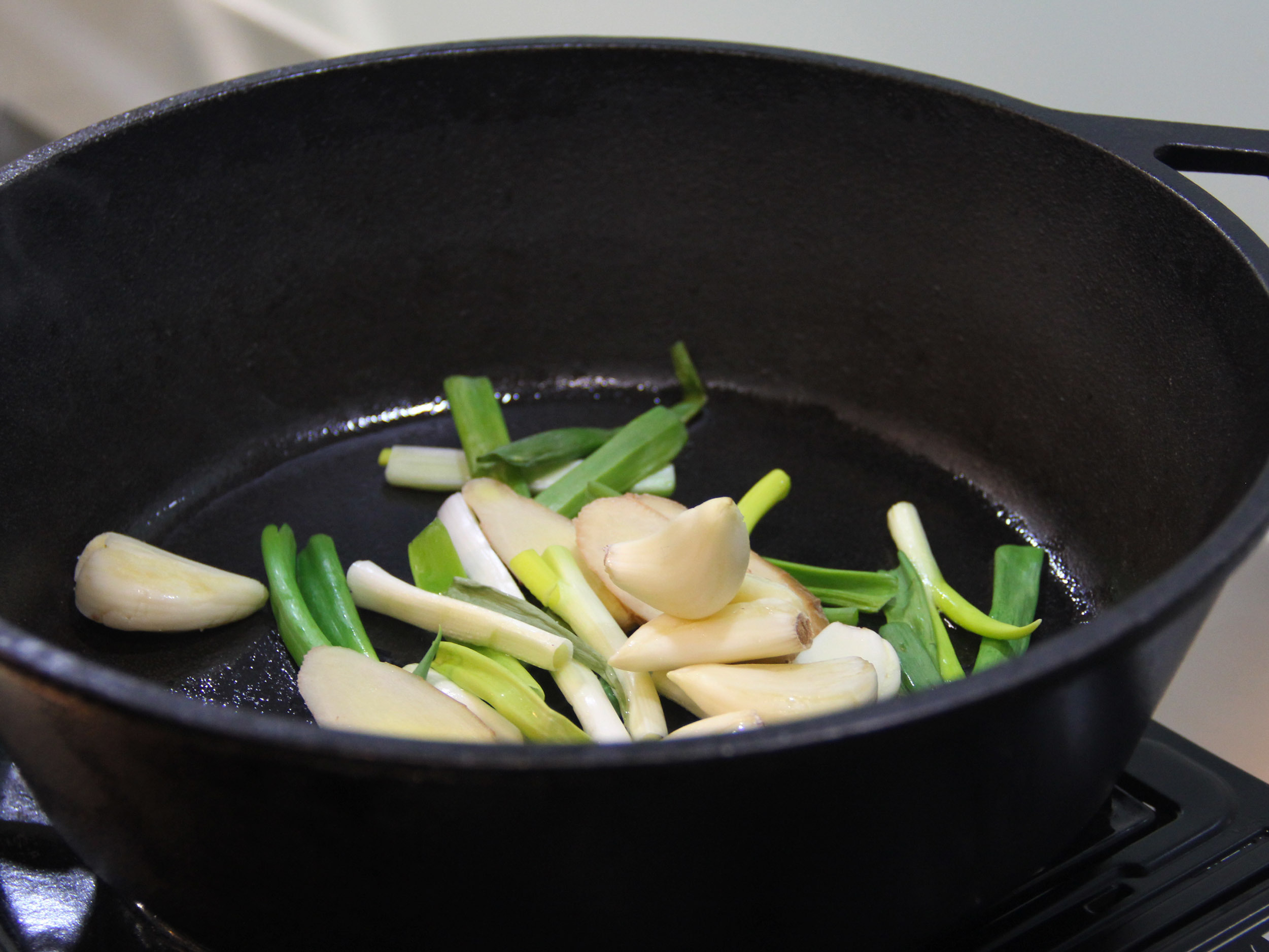 3.用鑄鐵鍋爆香蔥、薑、蒜,放入牛肉,用中大火將表面略煎金黃、肉色改變,將肉取出。