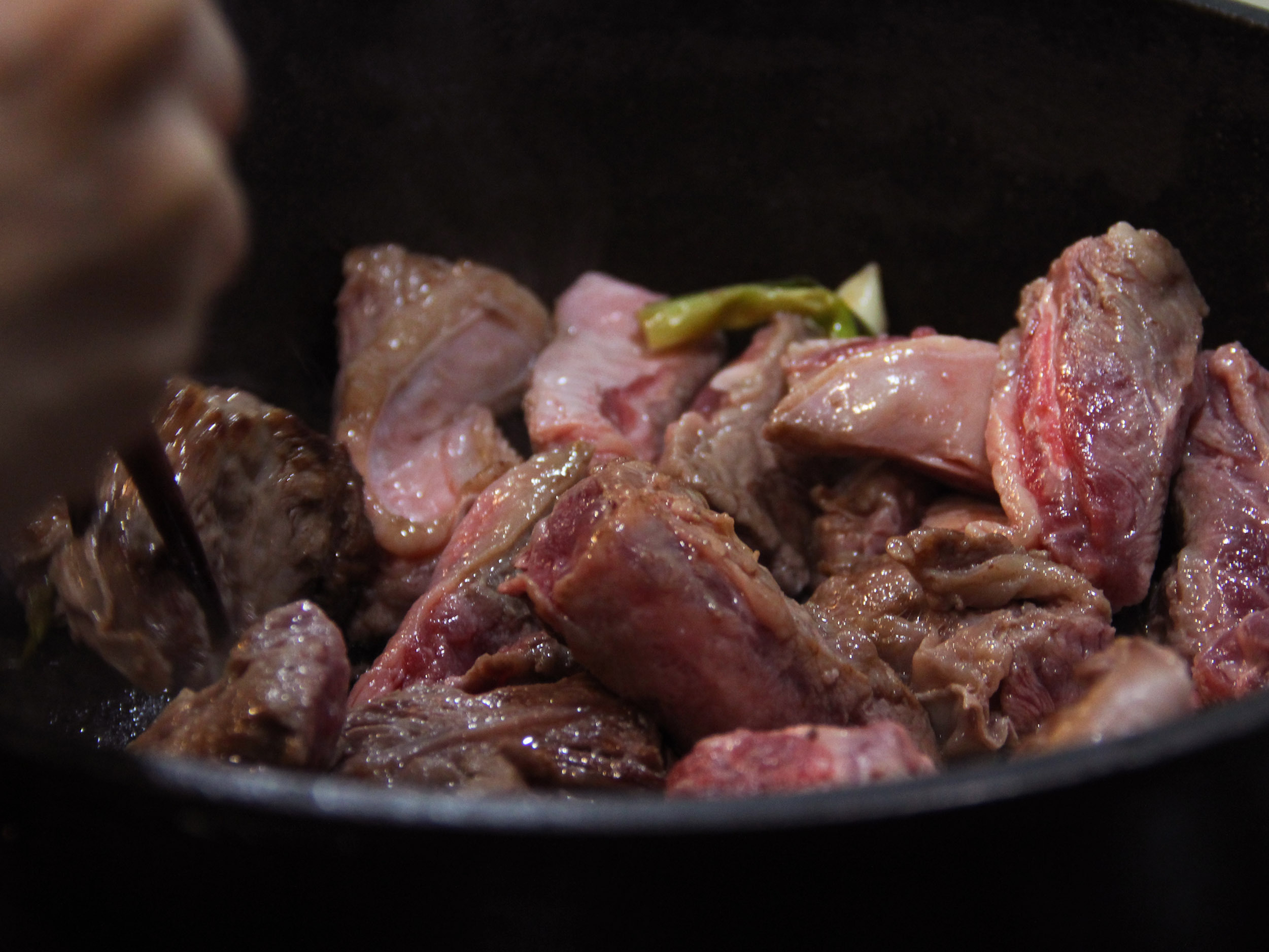 3.用鑄鐵鍋爆香蔥、薑、蒜,放入牛肉,用中大火將表面略煎金黃、肉色改變,將肉取出。