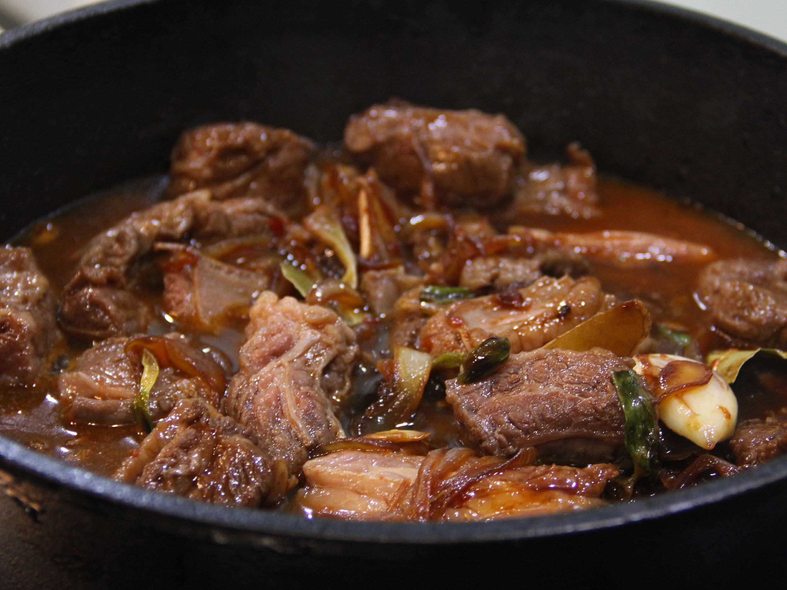 5.滾沸後加入紅蘿蔔塊與番茄,加入醃過牛肉的清水,加入花椒粒,拍扁的小辣椒