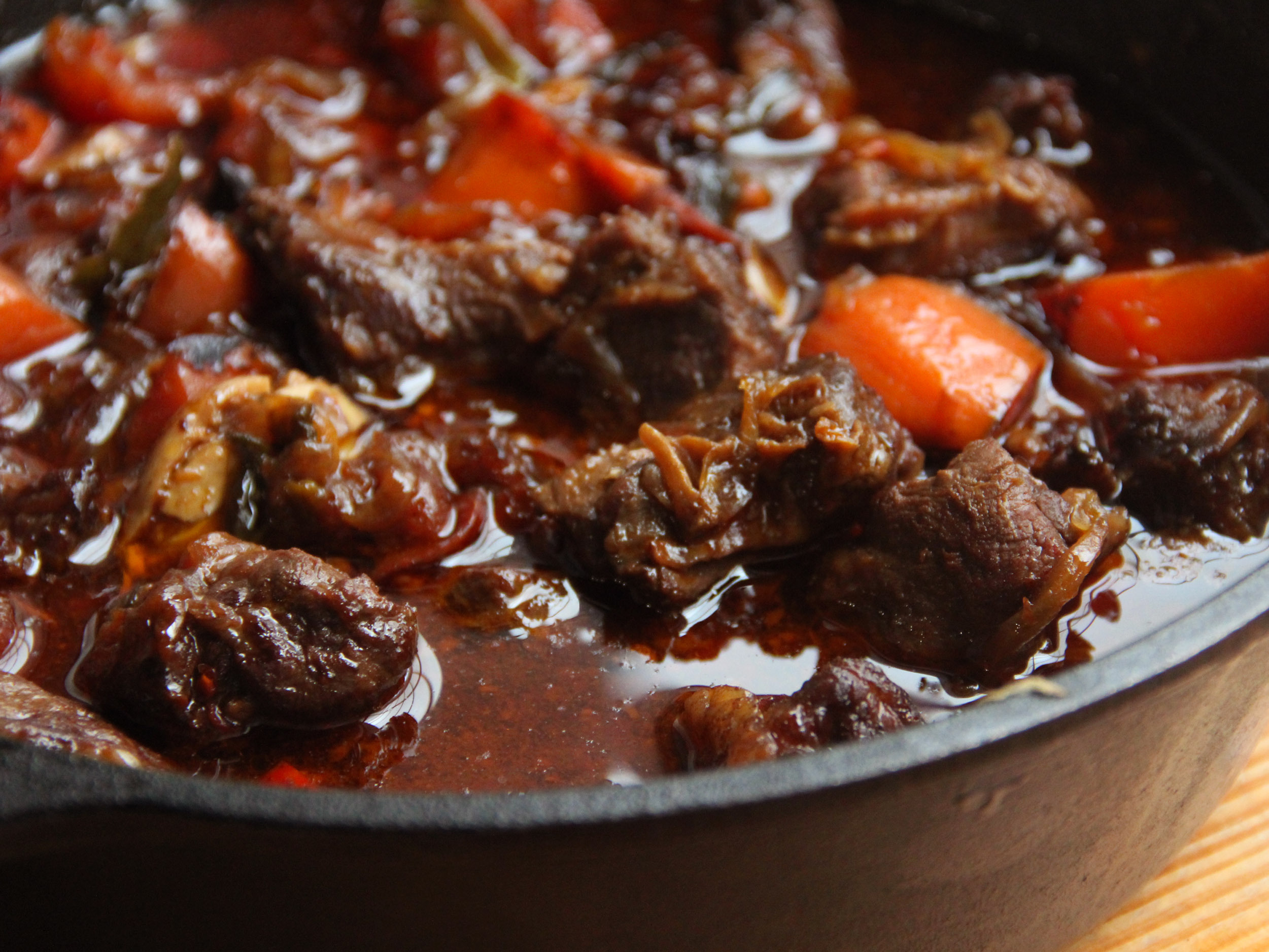 7.煮一鍋滾水燙白麵條,麵條淋上紅燒牛肉,完成