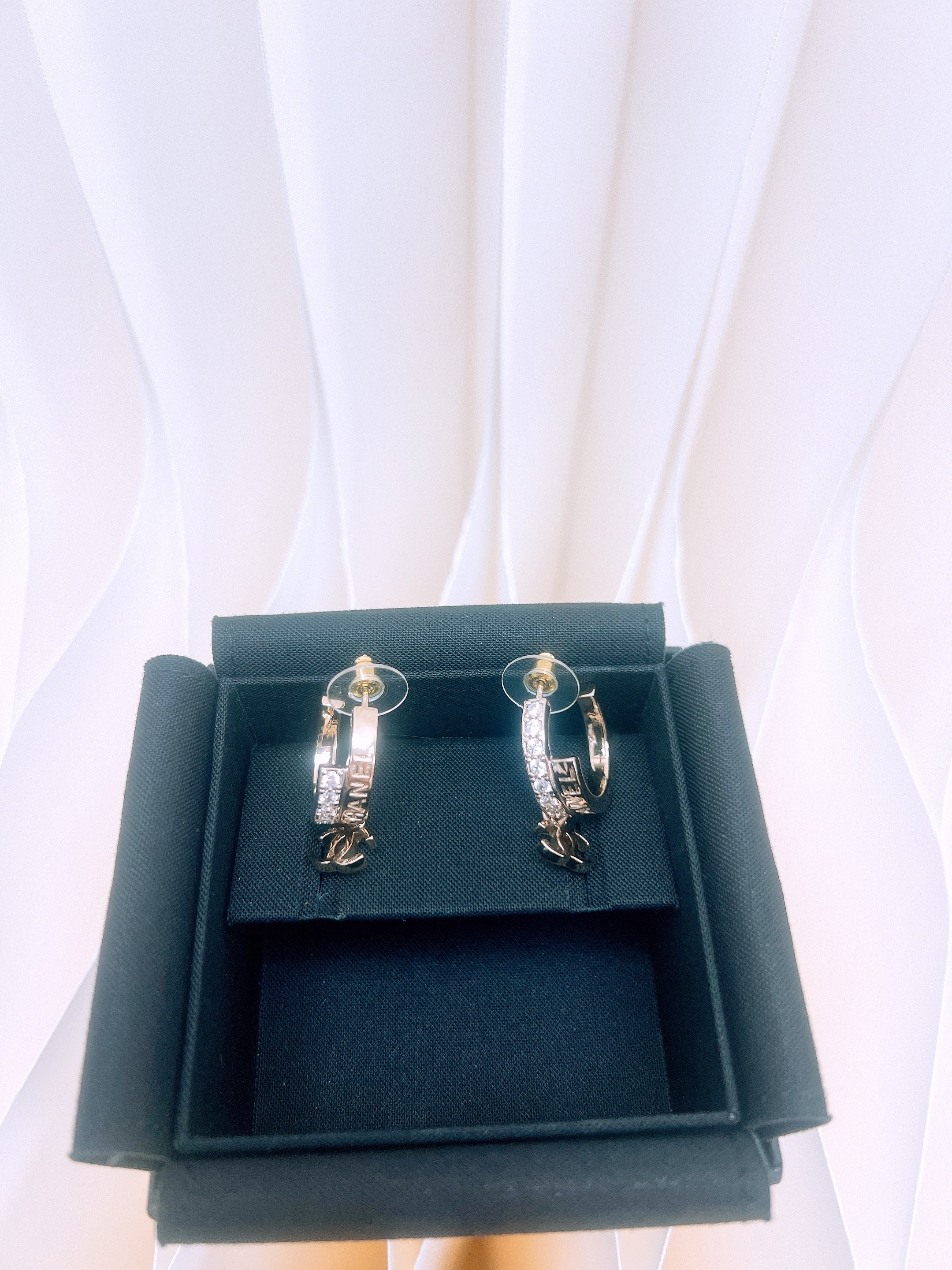 Chanel 22b hoop earrings light gold