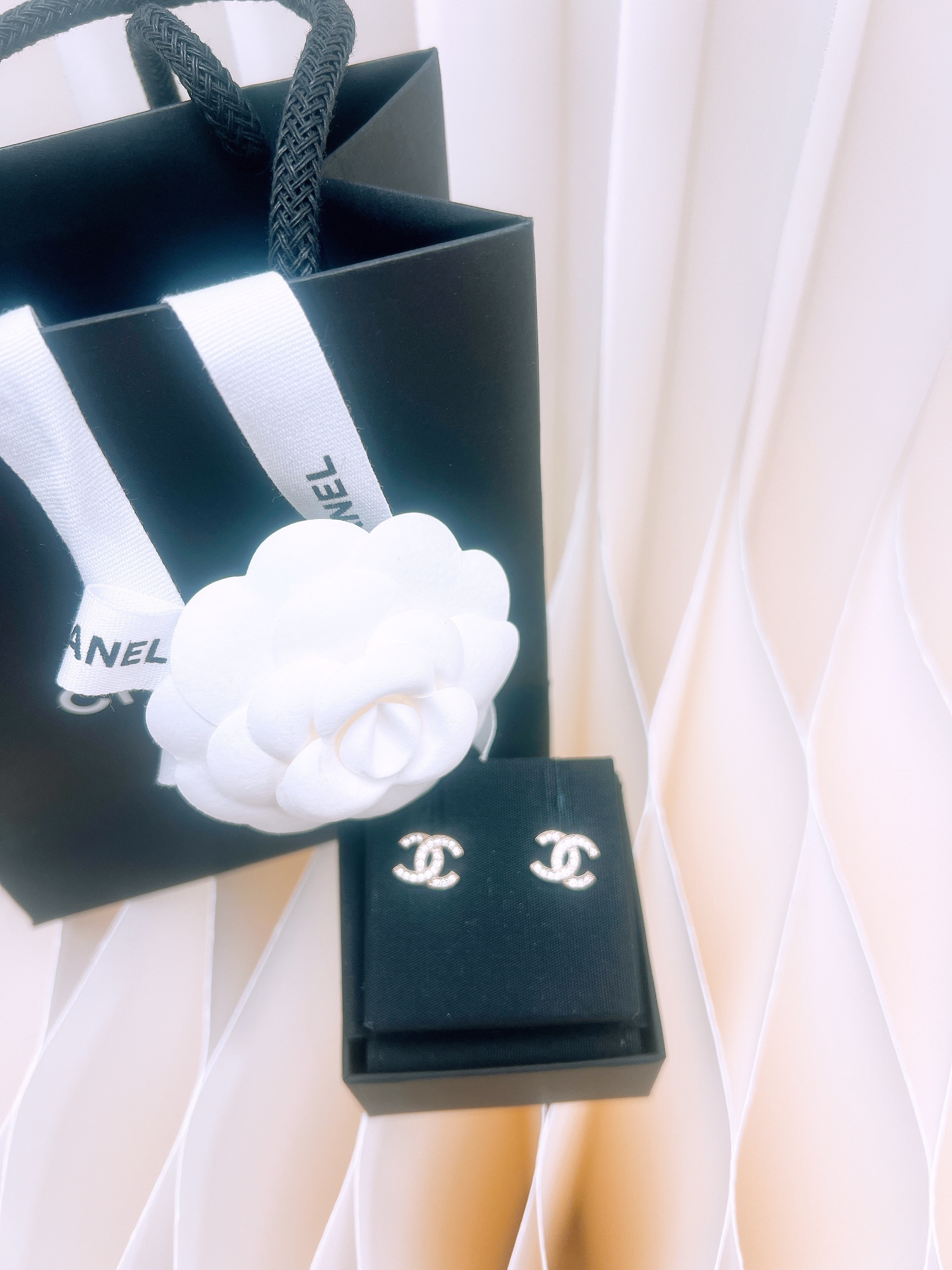 *Unused* Chanel 25v cc crystal earrings gold