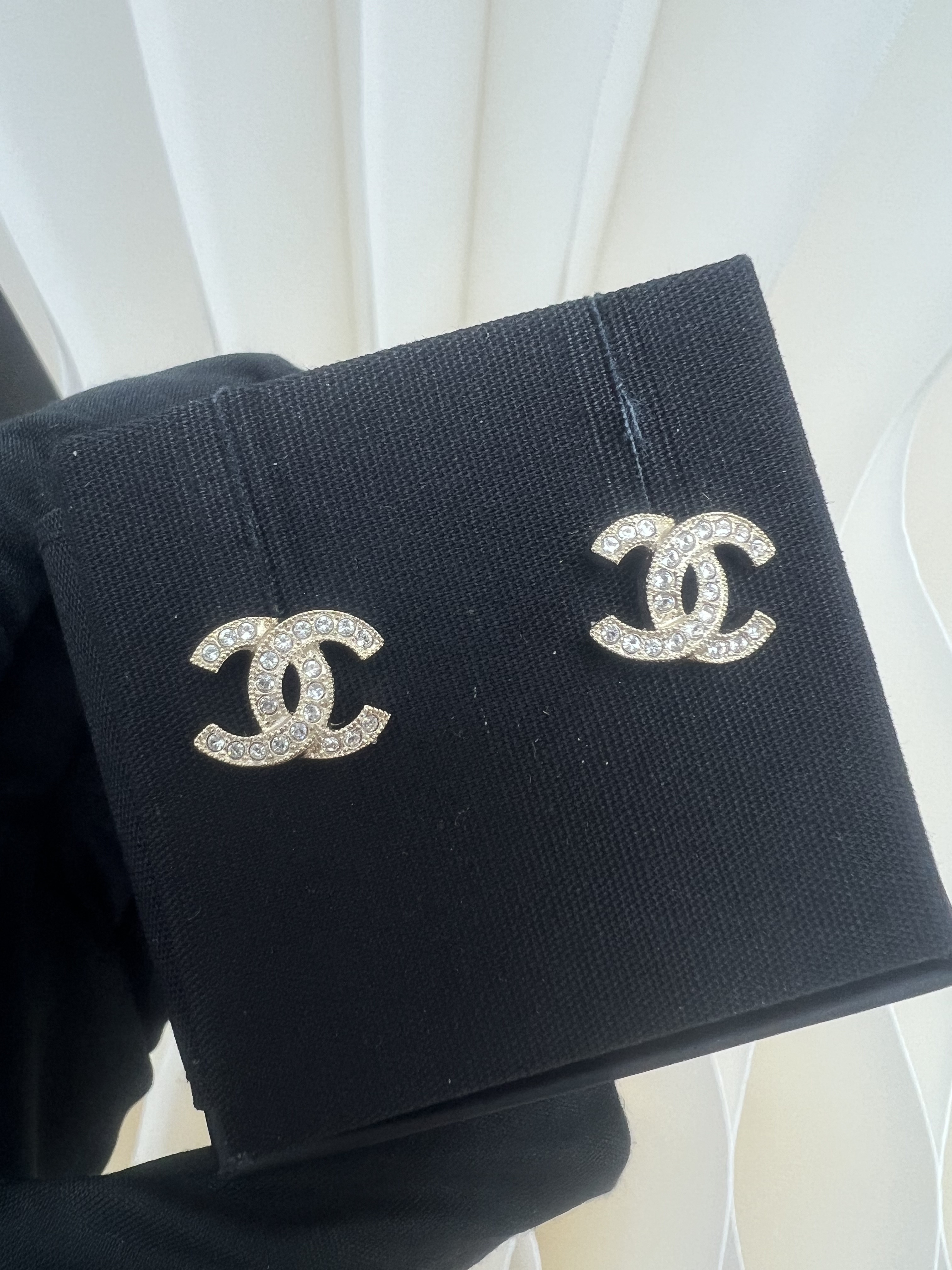 *Unused* Chanel 25v cc crystal earrings gold