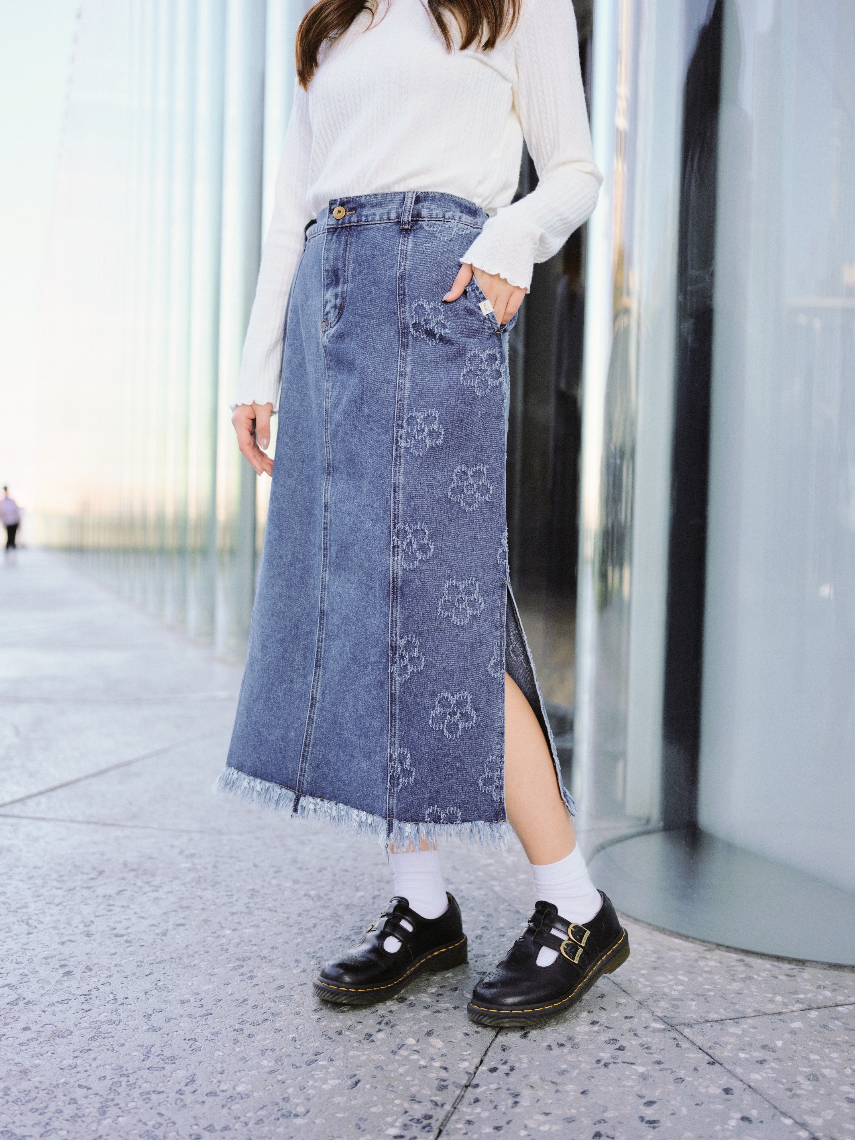 兩色 / 花花拼接開叉牛仔長裙 / Floral-Applique Patchwork Side Slit Denim Skirt