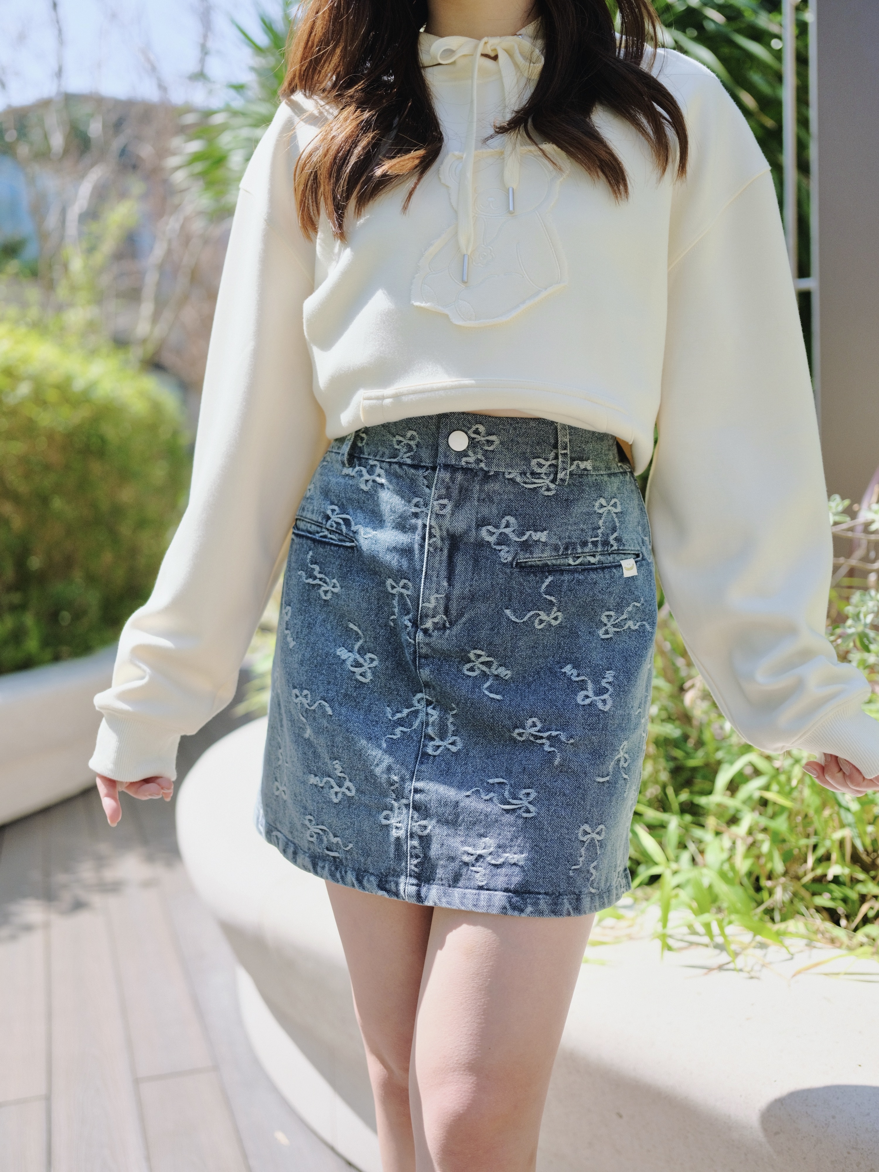 兩色 / 洗水蝴蝶結小開叉短裙 / Bow-Patterned Washed Denim Mini Skirt
