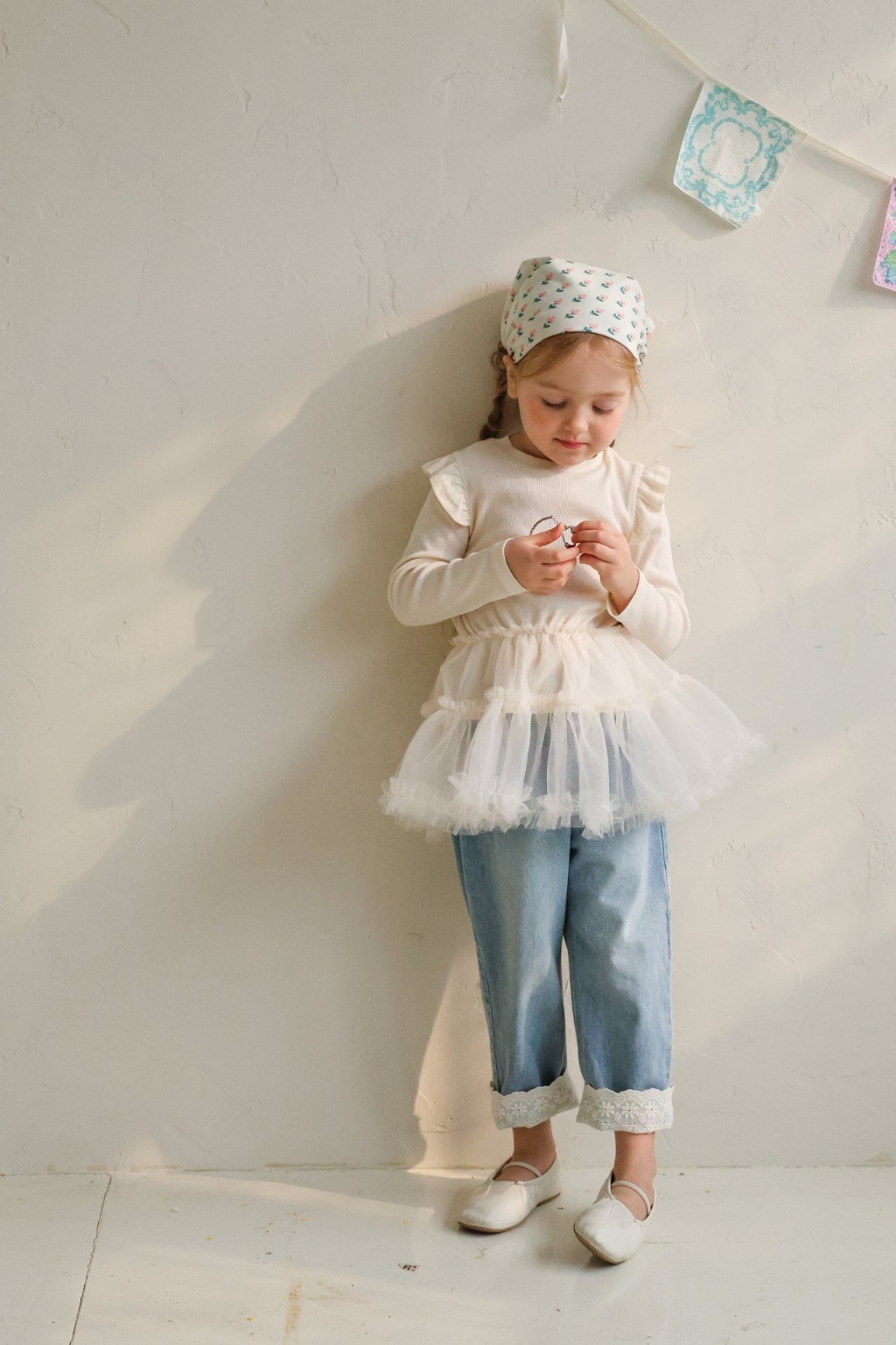 正韓春FLO 兩色蕾絲拼接牛仔褲