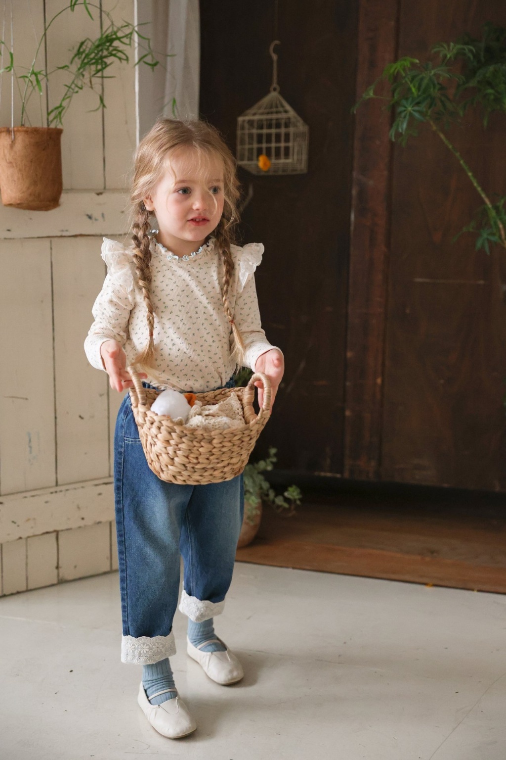 正韓春FLO 兩色蕾絲拼接牛仔褲