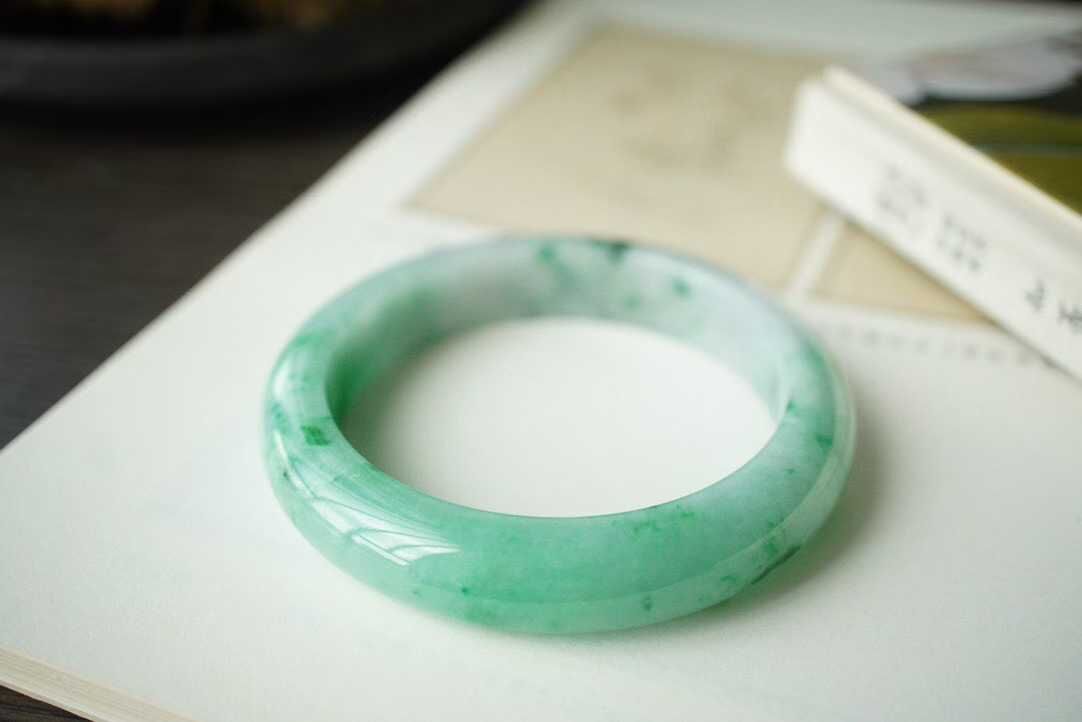 12387 57mm翡翠辣綠花正圈手鐲 (56-58)