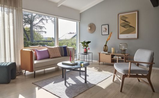 專業軟裝師推薦的小坪數客廳佈置，展示 HÜBSCH 通透系家具如何打造空間視覺放大感。