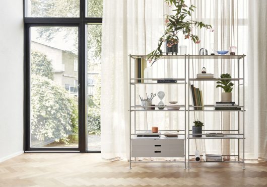 HÜBSCH 北歐風層板收納櫃，適合小坪數的輕量化收納提案，通透材質讓牆面更有呼吸感。