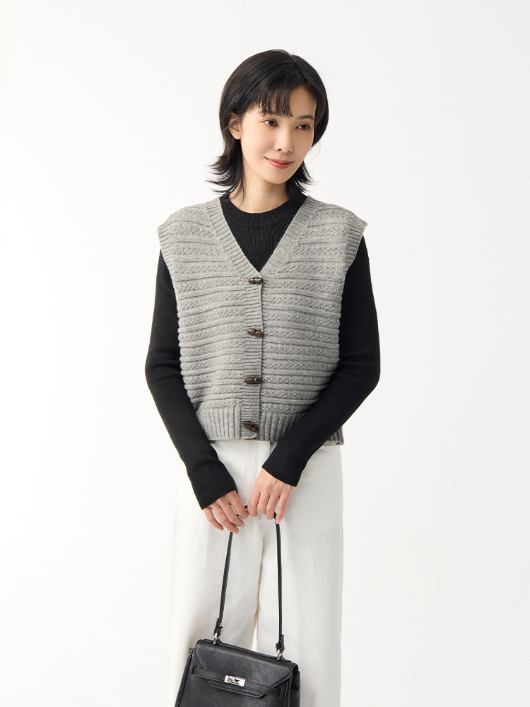 2603 緹花牛角釦針織背心