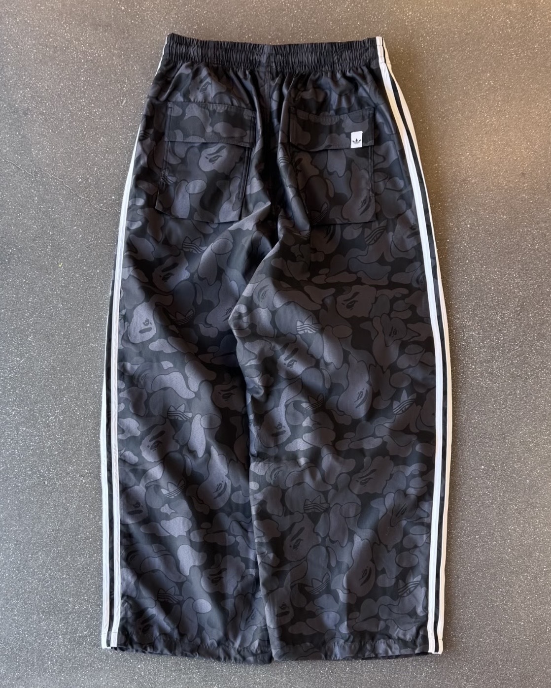 BAPE X ADIDAS JACQUARD PANTS 黑灰 迷彩 猿人頭 運動褲 長褲 寬褲 抽繩 男款 KF4918 / 預購