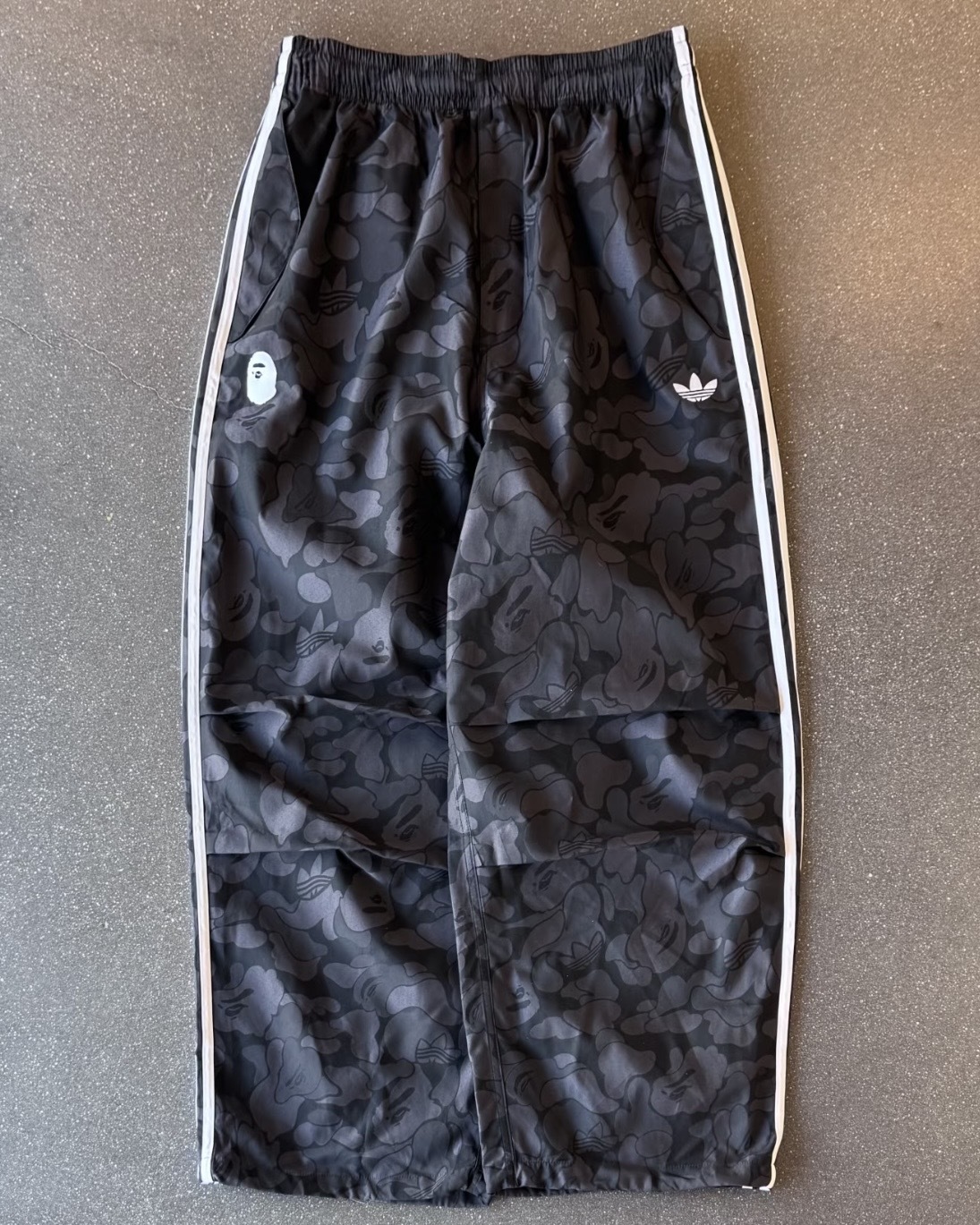 BAPE X ADIDAS JACQUARD PANTS 黑灰 迷彩 猿人頭 運動褲 長褲 寬褲 抽繩 男款 KF4918 / 預購