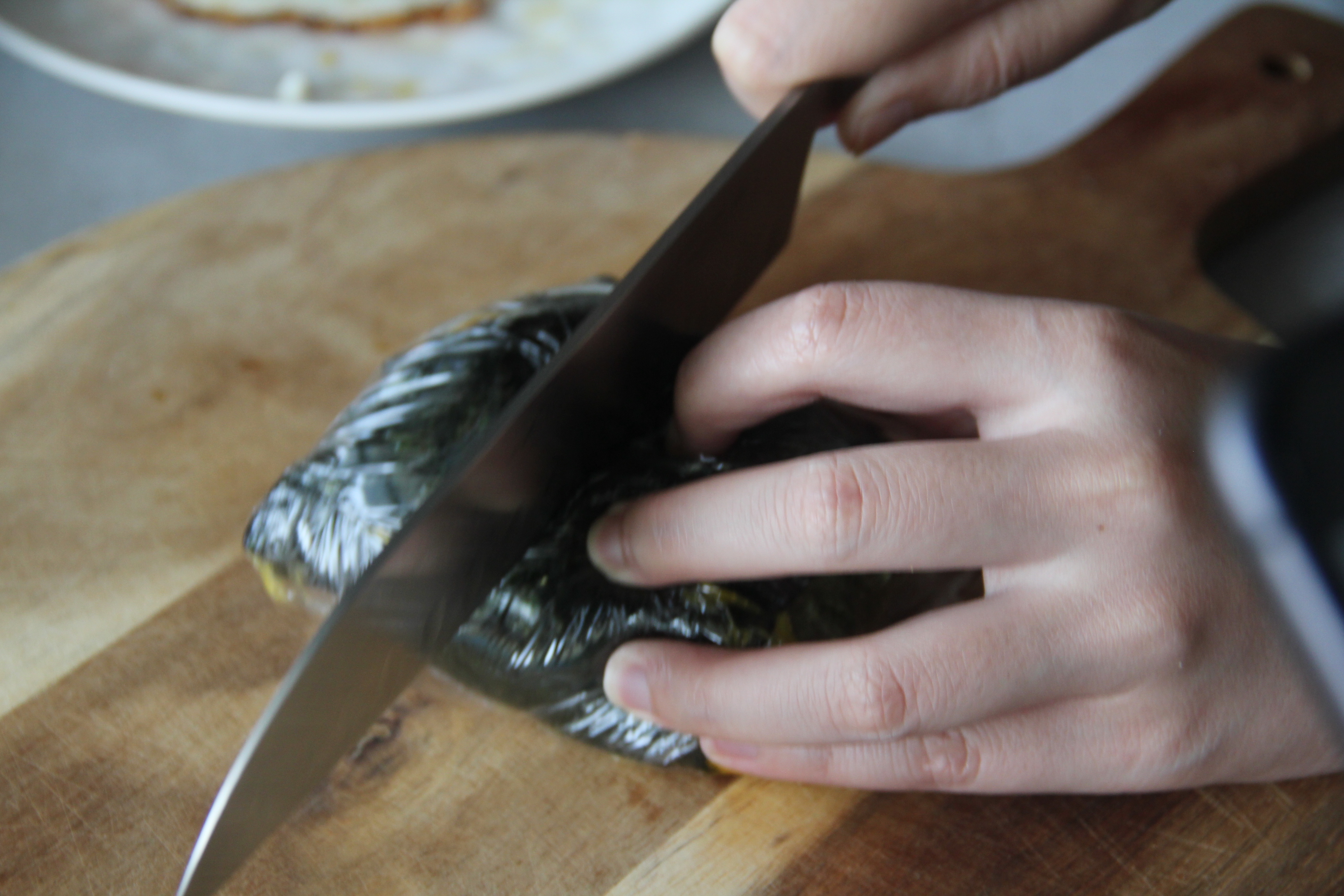 3.保鮮膜包裹緊密，拿出刀子剖半切下，完成