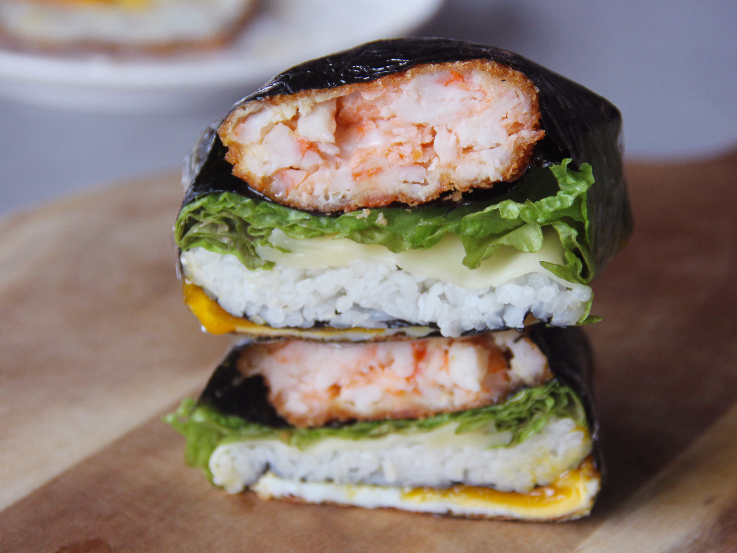 3.保鮮膜包裹緊密，拿出刀子剖半切下，完成